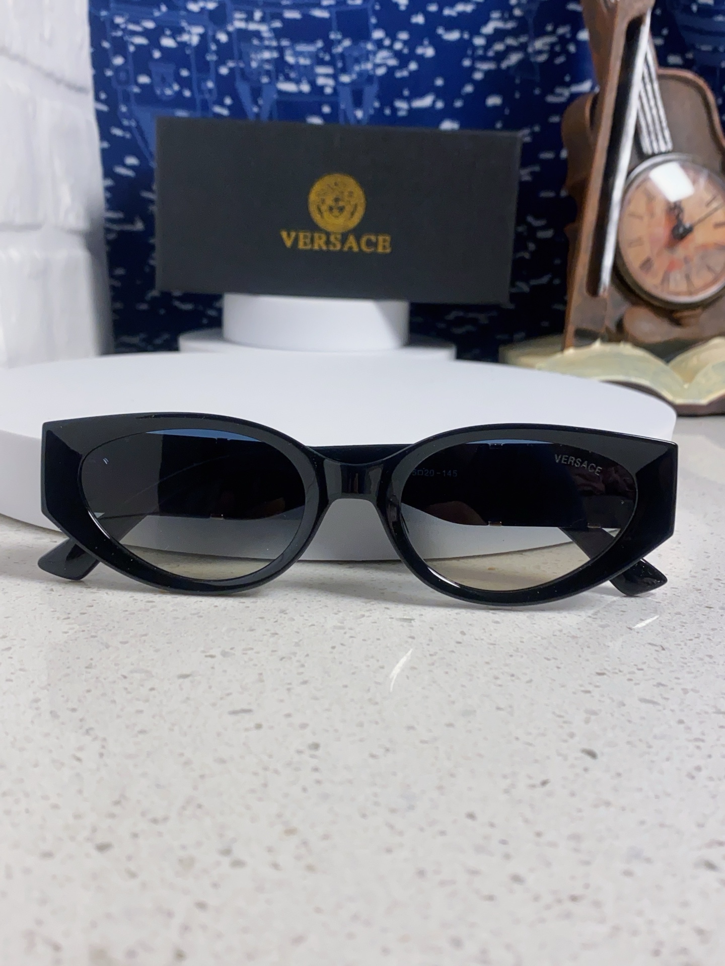  Versace 范思哲 2025新款 经典猫眼造型UV防护女款太阳镜 潮牌风格修饰脸 高品质 