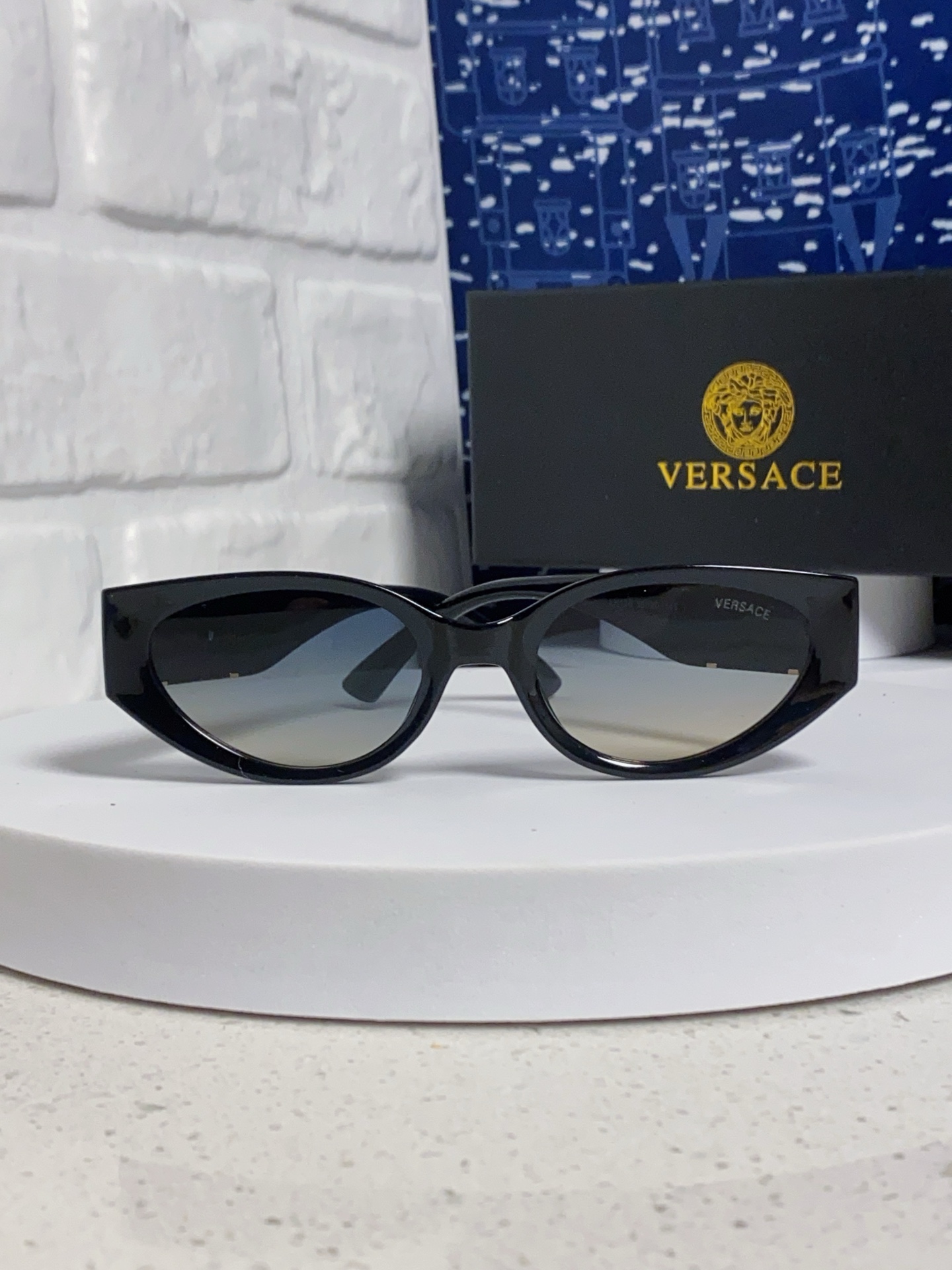  Versace 范思哲 2025新款 经典猫眼造型UV防护女款太阳镜 潮牌风格修饰脸 高品质 