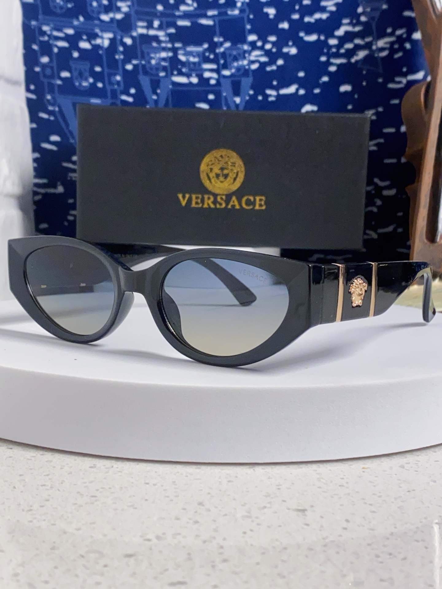  Versace 范思哲 2025新款 经典猫眼造型UV防护女款太阳镜 潮牌风格修饰脸 高品质 