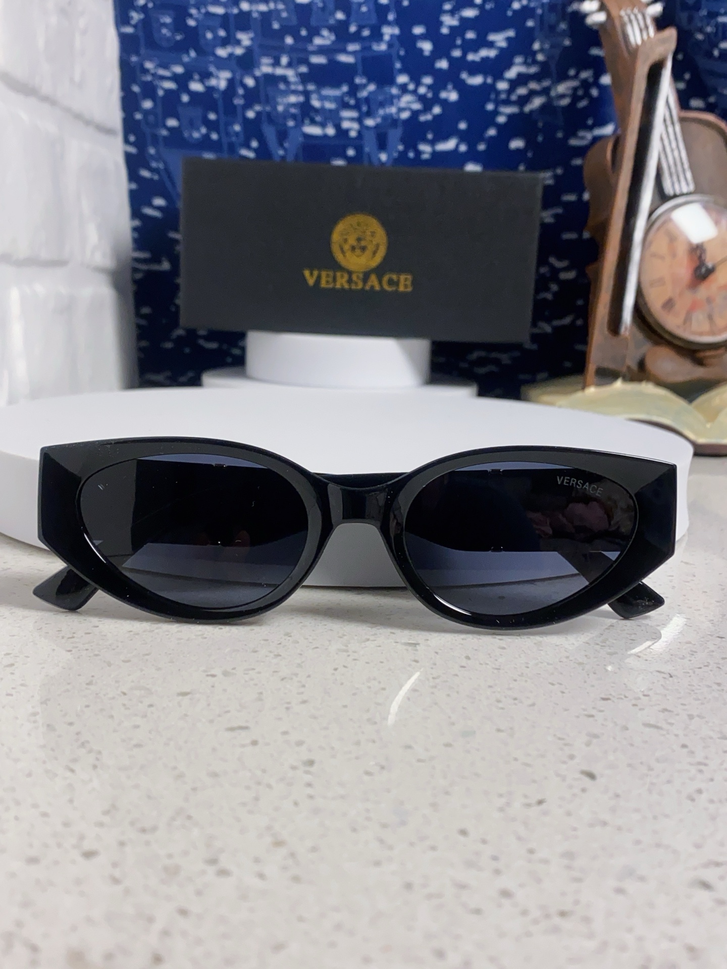  Versace 范思哲 2025新款 经典猫眼造型UV防护女款太阳镜 潮牌风格修饰脸 高品质 