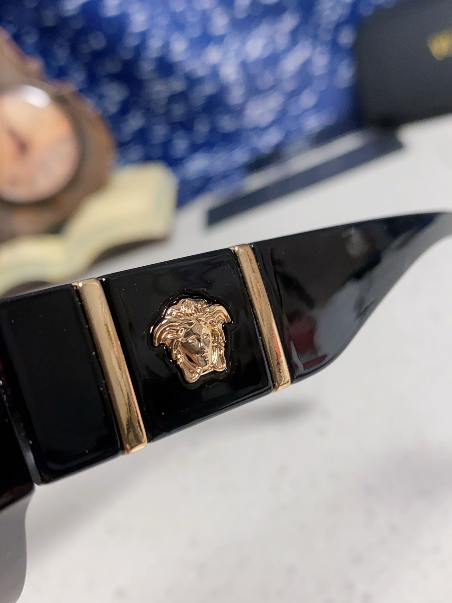  Versace 范思哲 2025新款 经典猫眼造型UV防护女款太阳镜 潮牌风格修饰脸 高品质 