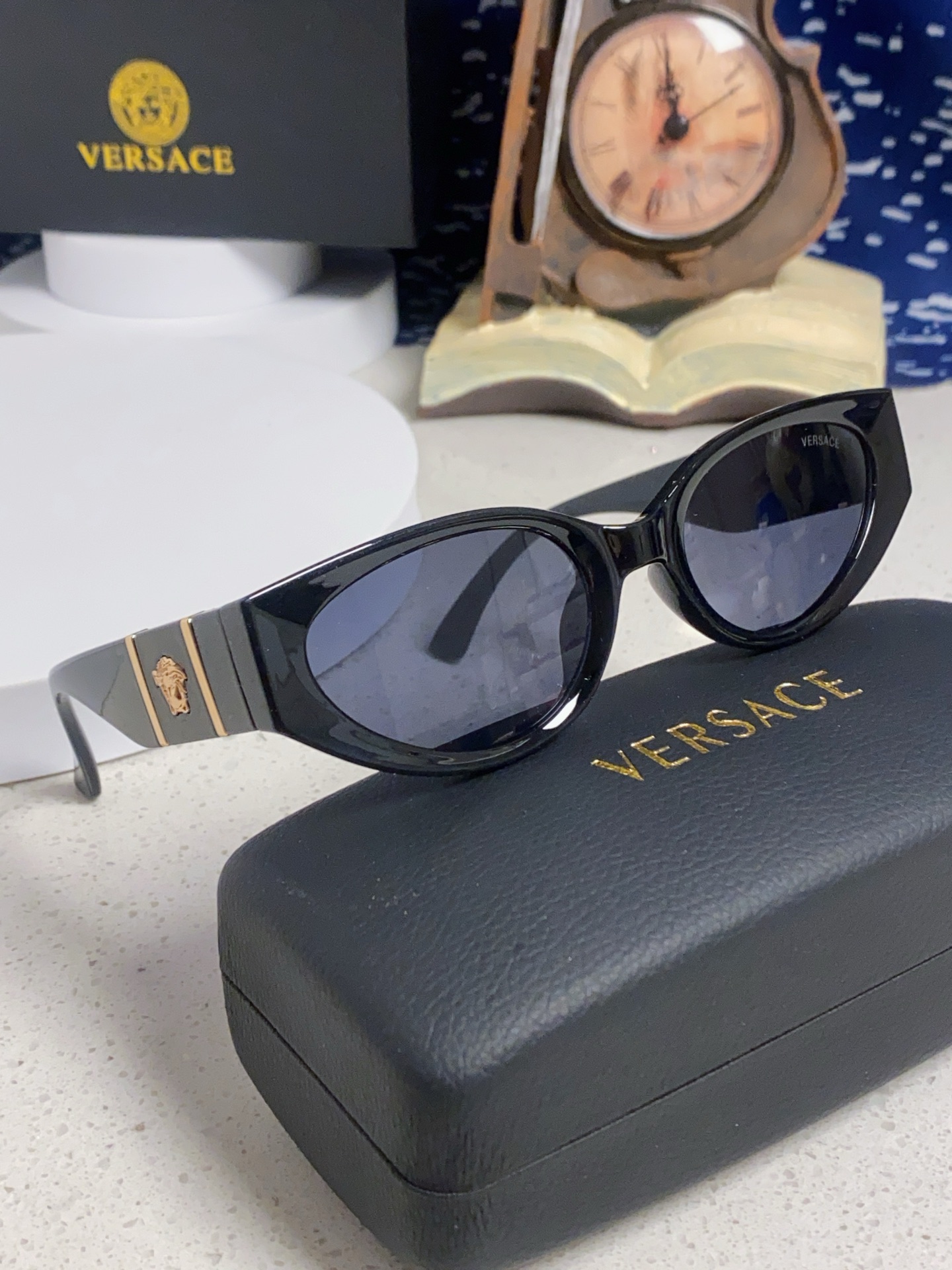  Versace 范思哲 2025新款 经典猫眼造型UV防护女款太阳镜 潮牌风格修饰脸 高品质 