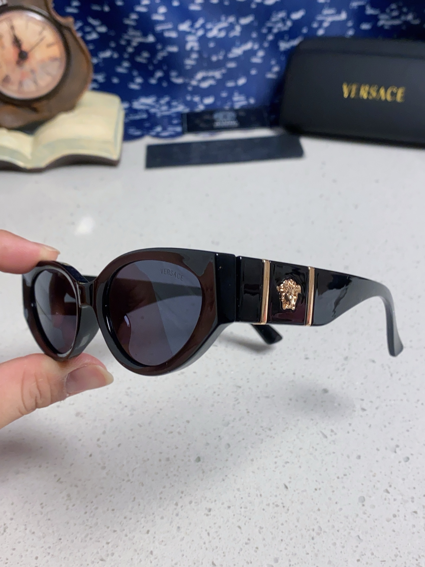  Versace 范思哲 2025新款 经典猫眼造型UV防护女款太阳镜 潮牌风格修饰脸 高品质 