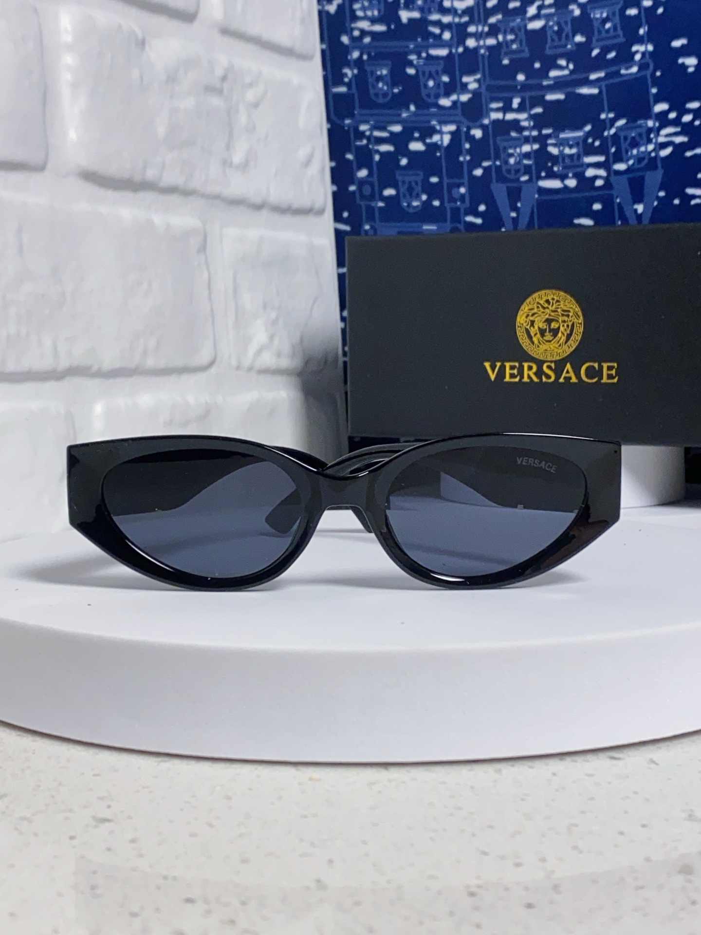  Versace 范思哲 2025新款 经典猫眼造型UV防护女款太阳镜 潮牌风格修饰脸 高品质 
