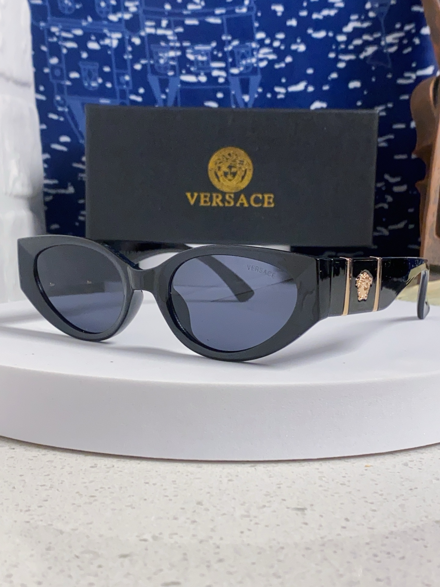  Versace 范思哲 2025新款 经典猫眼造型UV防护女款太阳镜 潮牌风格修饰脸 高品质 