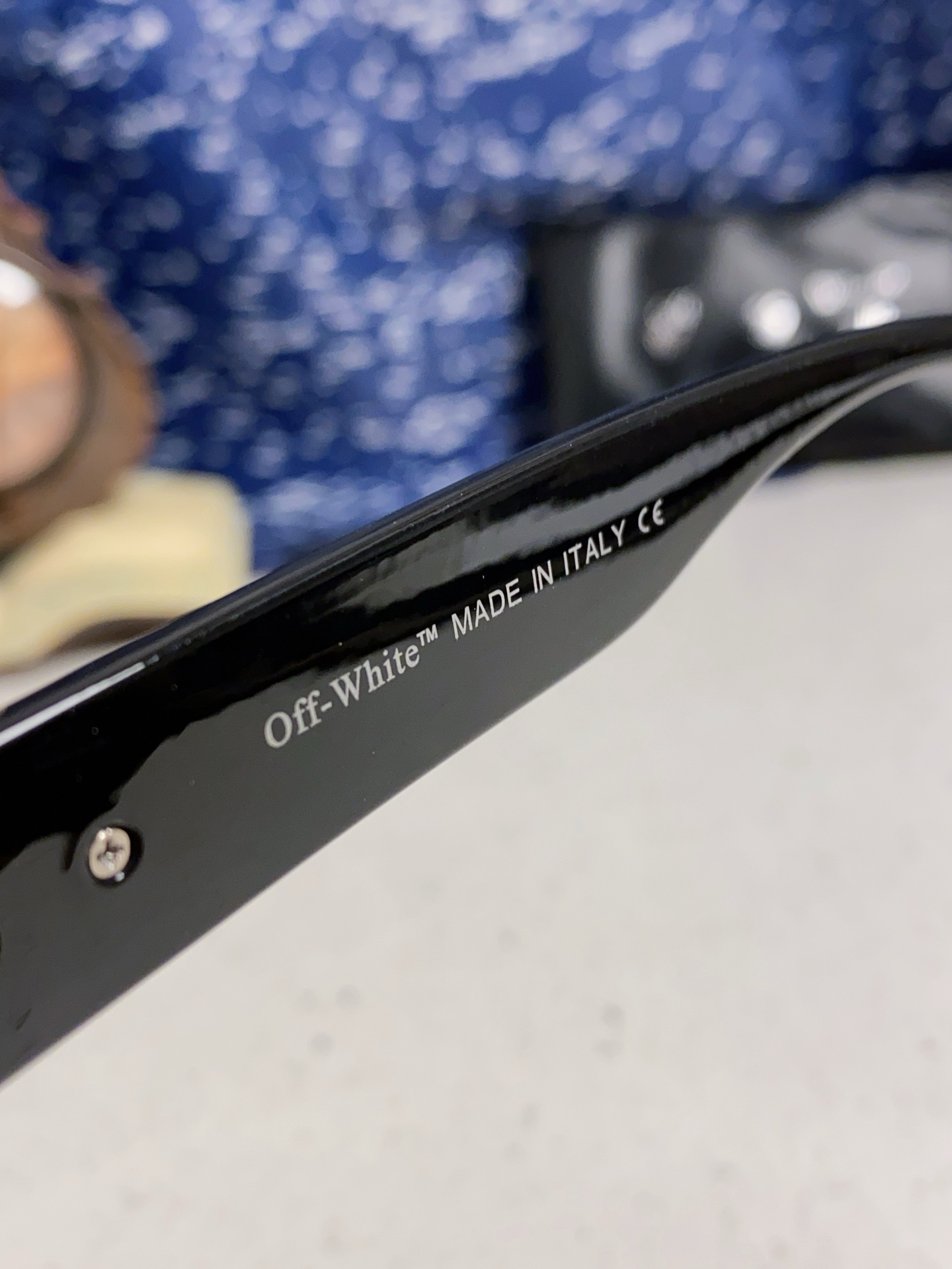  Off-White最新设计风格 原版定制 品质满满 他几乎囊括了潮牌墨镜该有的一切无素。。 0ff-W
