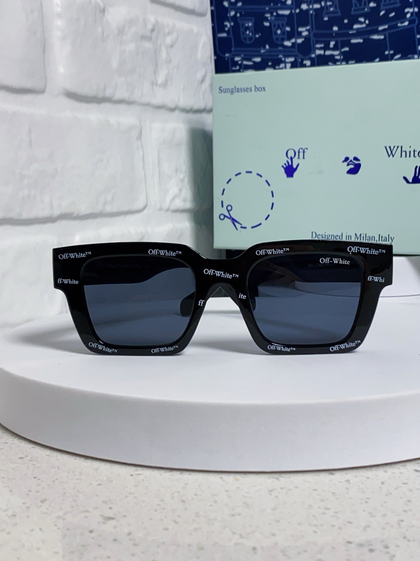  Off-White最新设计风格 原版定制 品质满满 他几乎囊括了潮牌墨镜该有的一切无素。。 0ff-W