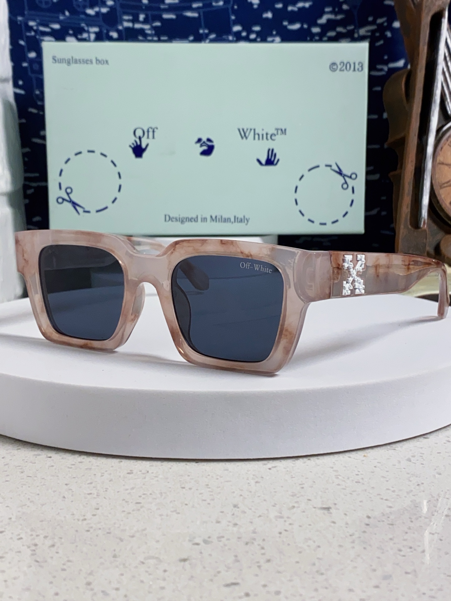  Off-White最新设计风格 原版定制 品质满满 他几乎囊括了潮牌墨镜该有的一切无素。。 0ff-W
