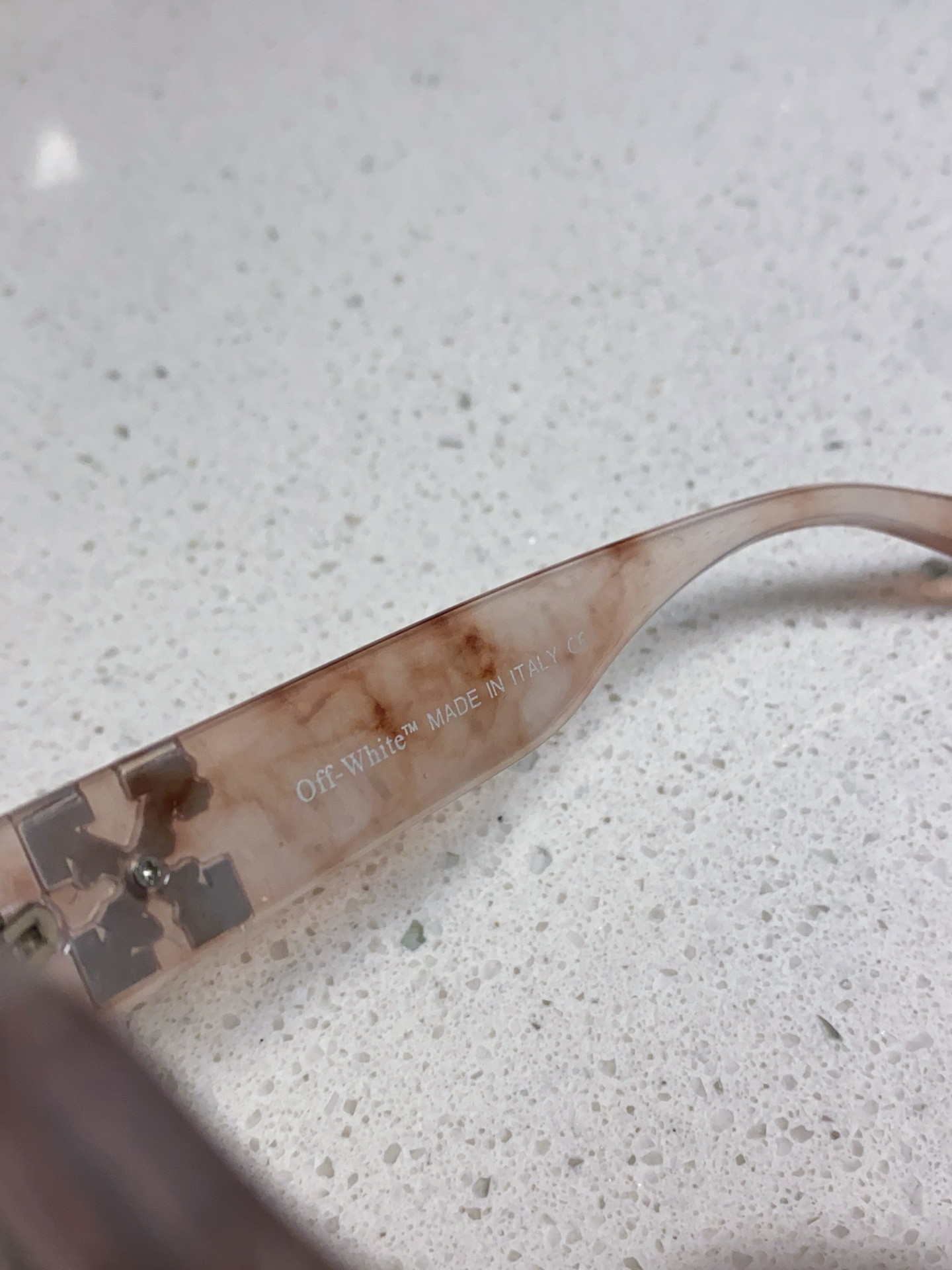  Off-White最新设计风格 原版定制 品质满满 他几乎囊括了潮牌墨镜该有的一切无素。。 0ff-W