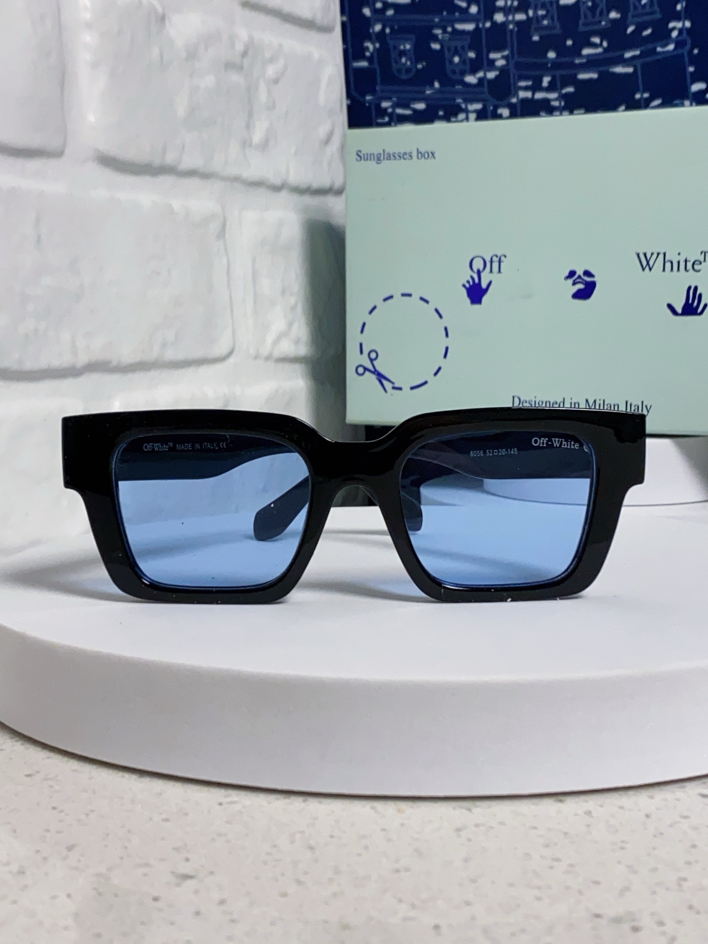  Off-White最新设计风格 原版定制 品质满满 他几乎囊括了潮牌墨镜该有的一切无素。。 0ff-W