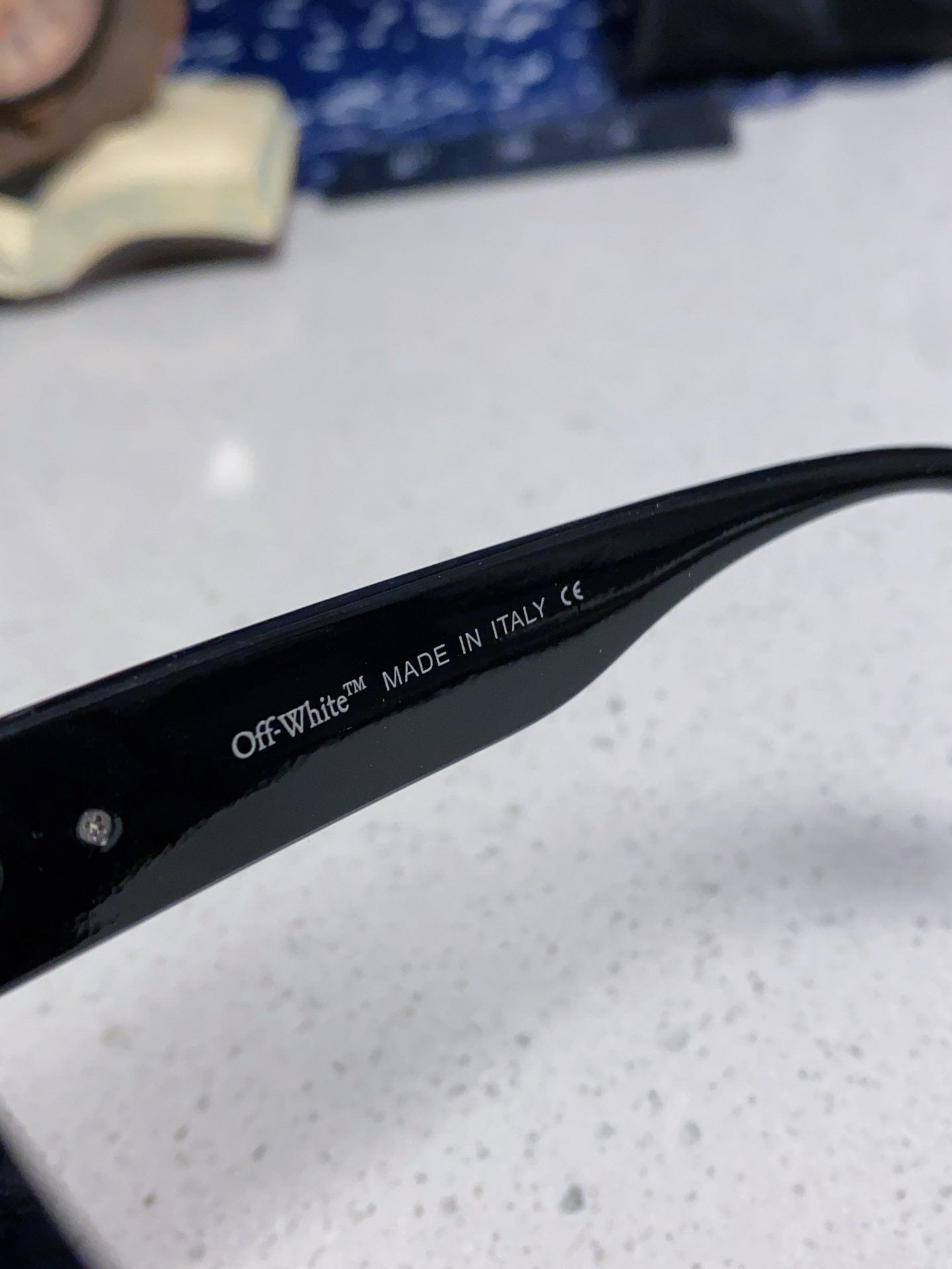  Off-White最新设计风格 原版定制 品质满满 他几乎囊括了潮牌墨镜该有的一切无素。。 0ff-W