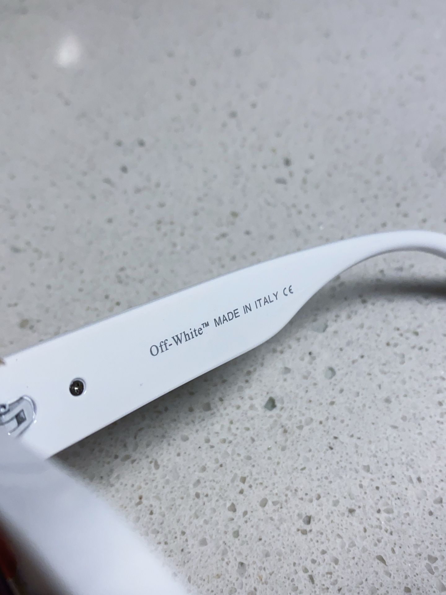  Off-White最新设计风格 原版定制 品质满满 他几乎囊括了潮牌墨镜该有的一切无素。。 0ff-W