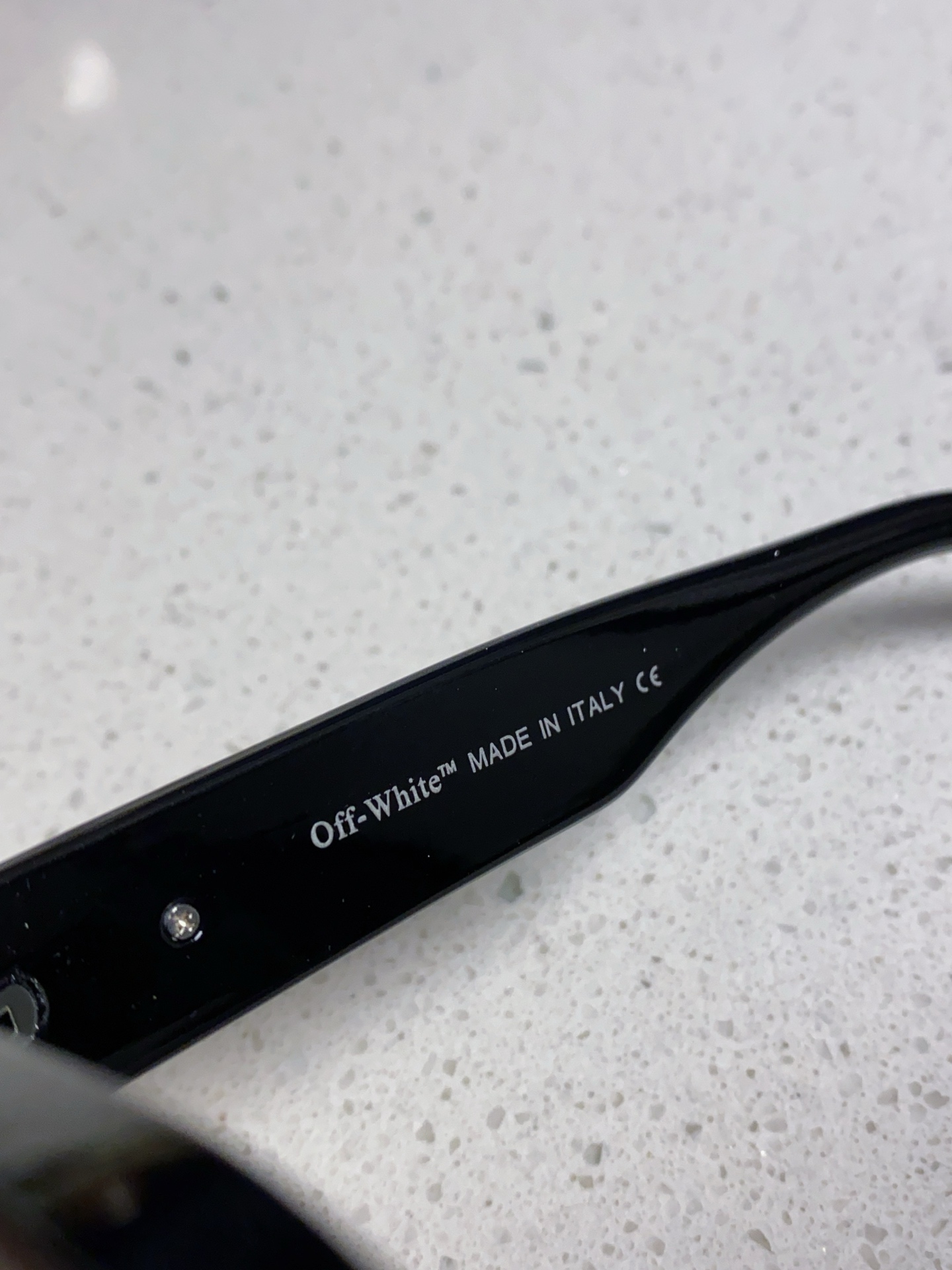  Off-White最新设计风格 原版定制 品质满满 他几乎囊括了潮牌墨镜该有的一切无素。。 0ff-W