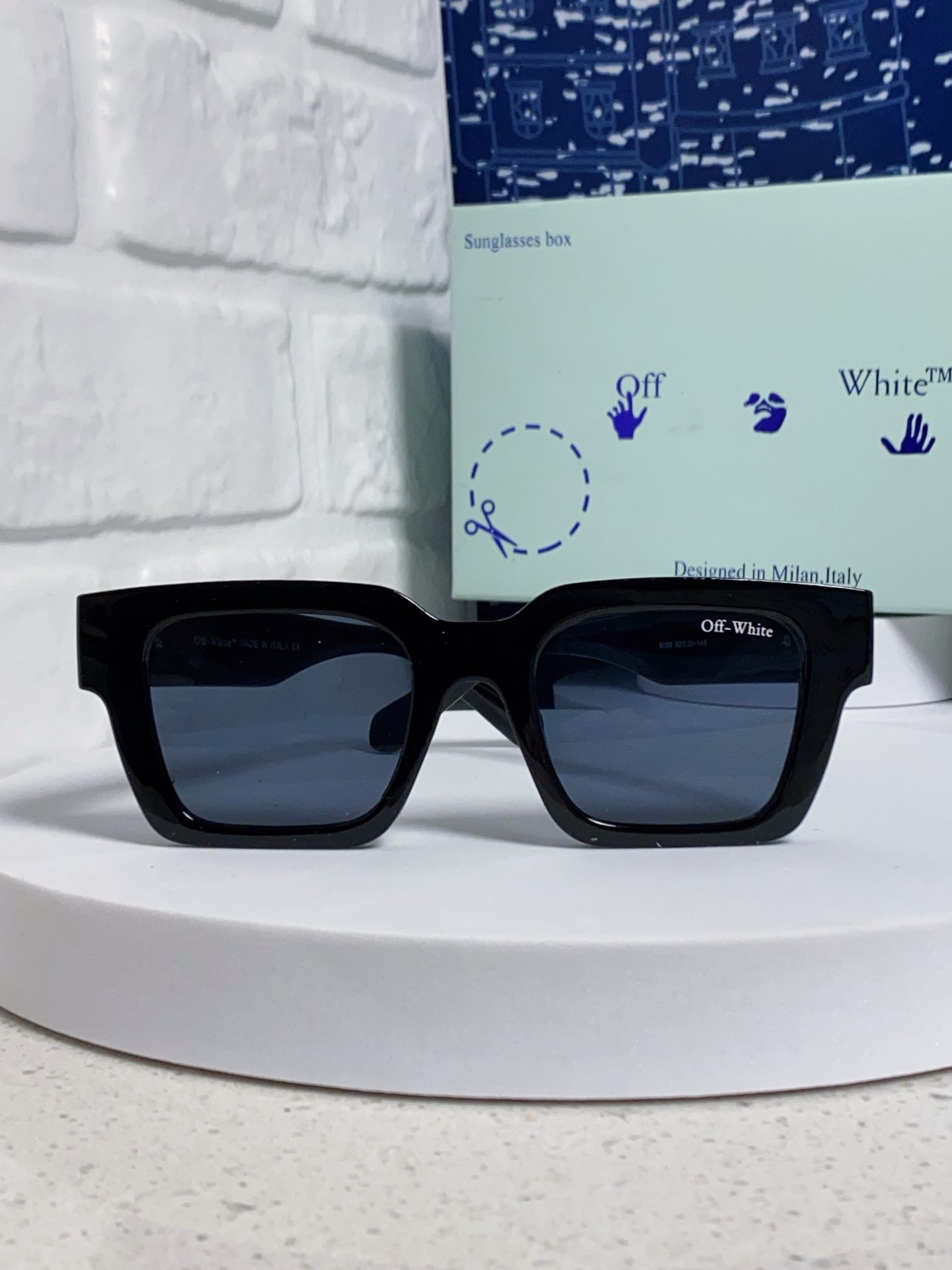  Off-White最新设计风格 原版定制 品质满满 他几乎囊括了潮牌墨镜该有的一切无素。。 0ff-W