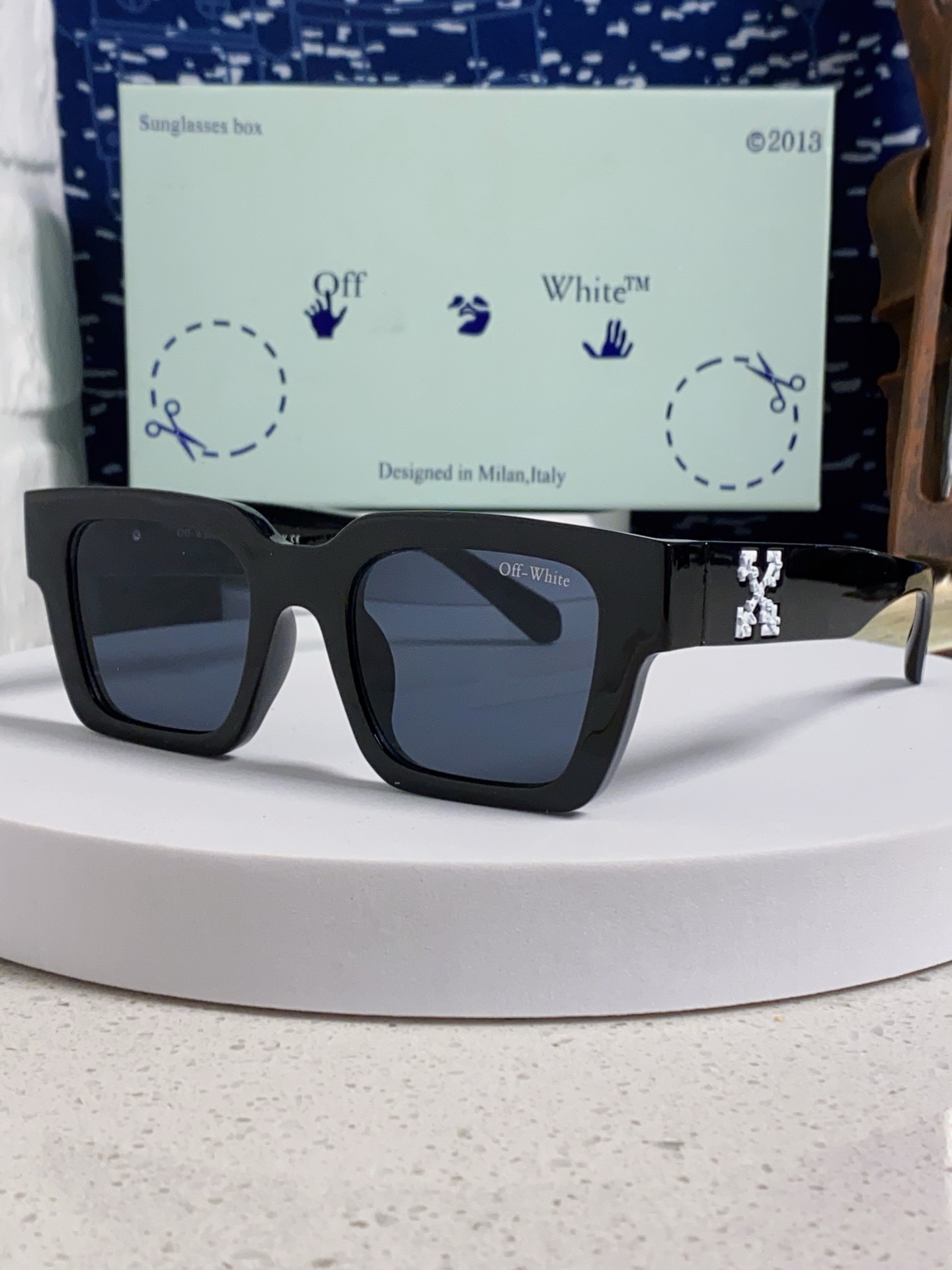  Off-White最新设计风格 原版定制 品质满满 他几乎囊括了潮牌墨镜该有的一切无素。。 0ff-W
