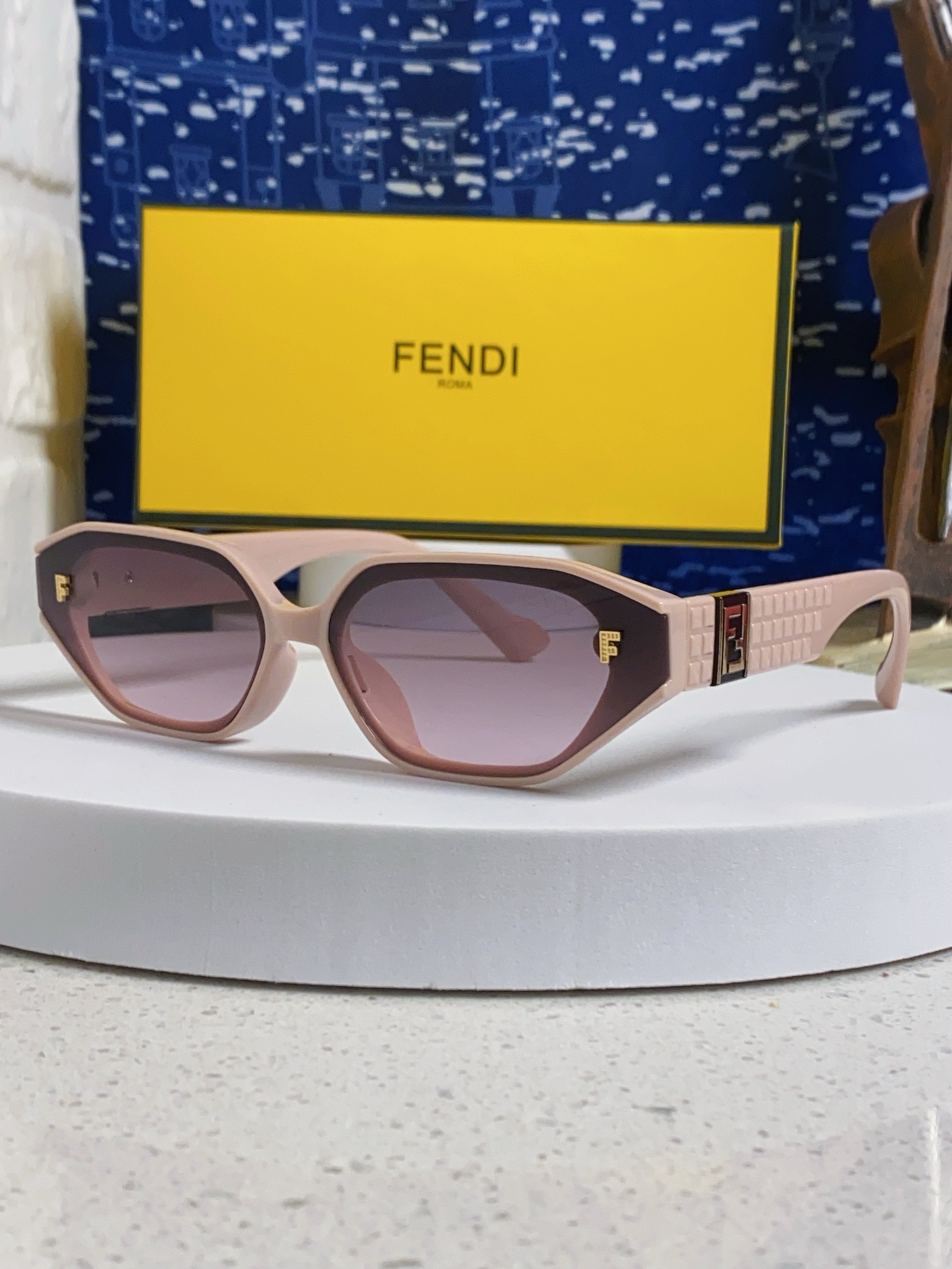  Fendi芬迪 2025新款多边形小框太阳眼镜女士时尚嘻哈遮阳墨镜男士女士通用 