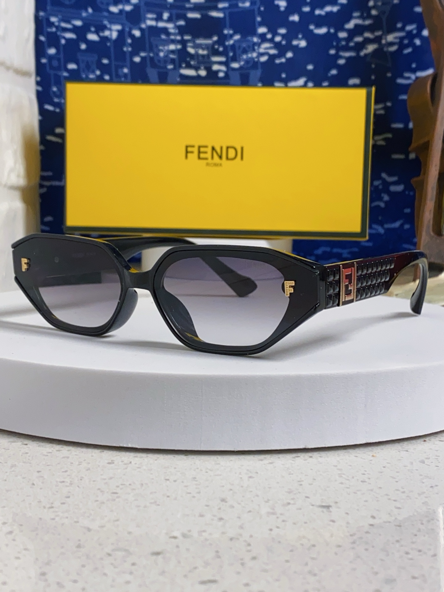  Fendi芬迪 2025新款多边形小框太阳眼镜女士时尚嘻哈遮阳墨镜男士女士通用 