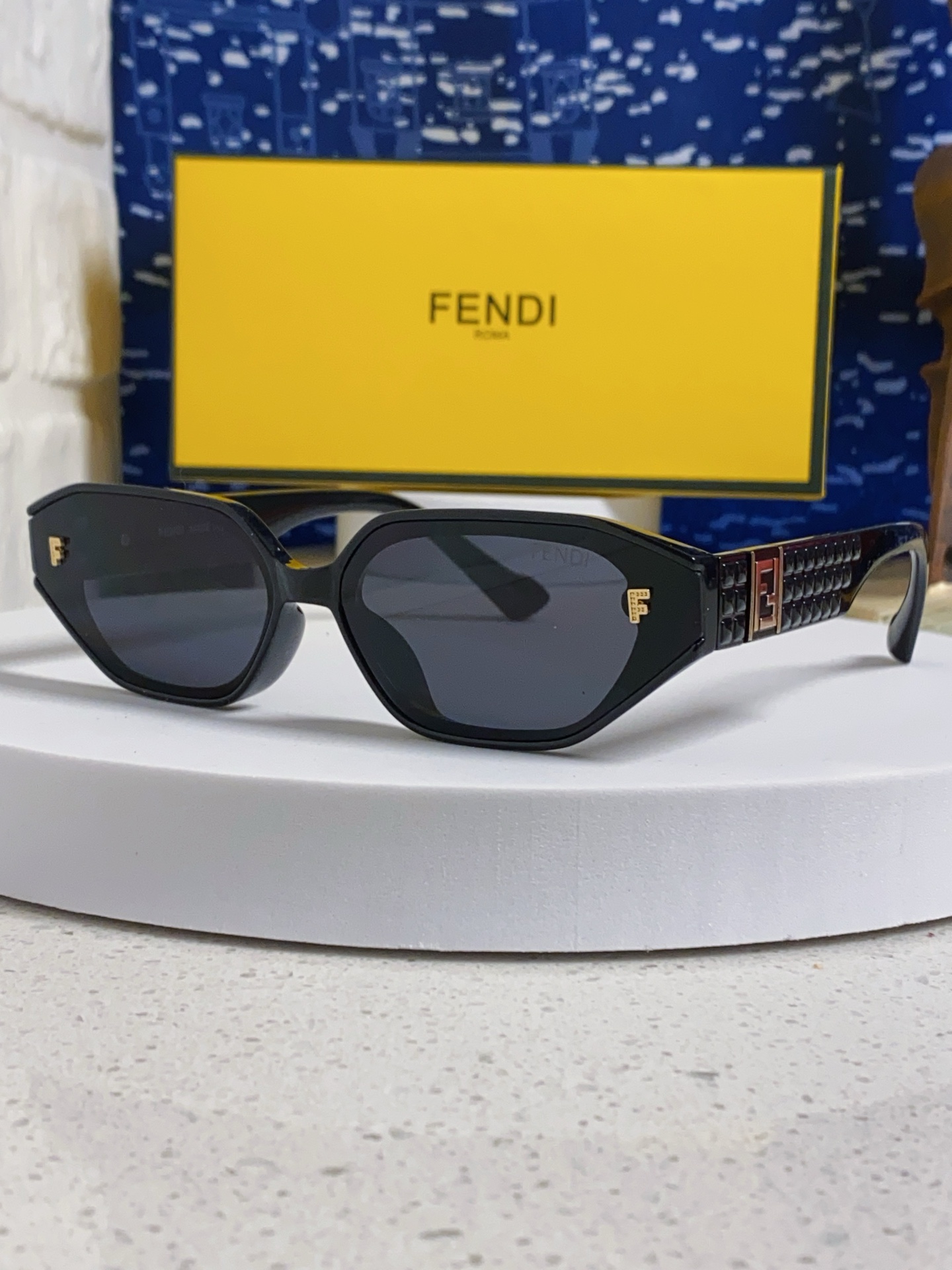  Fendi芬迪 2025新款多边形小框太阳眼镜女士时尚嘻哈遮阳墨镜男士女士通用 