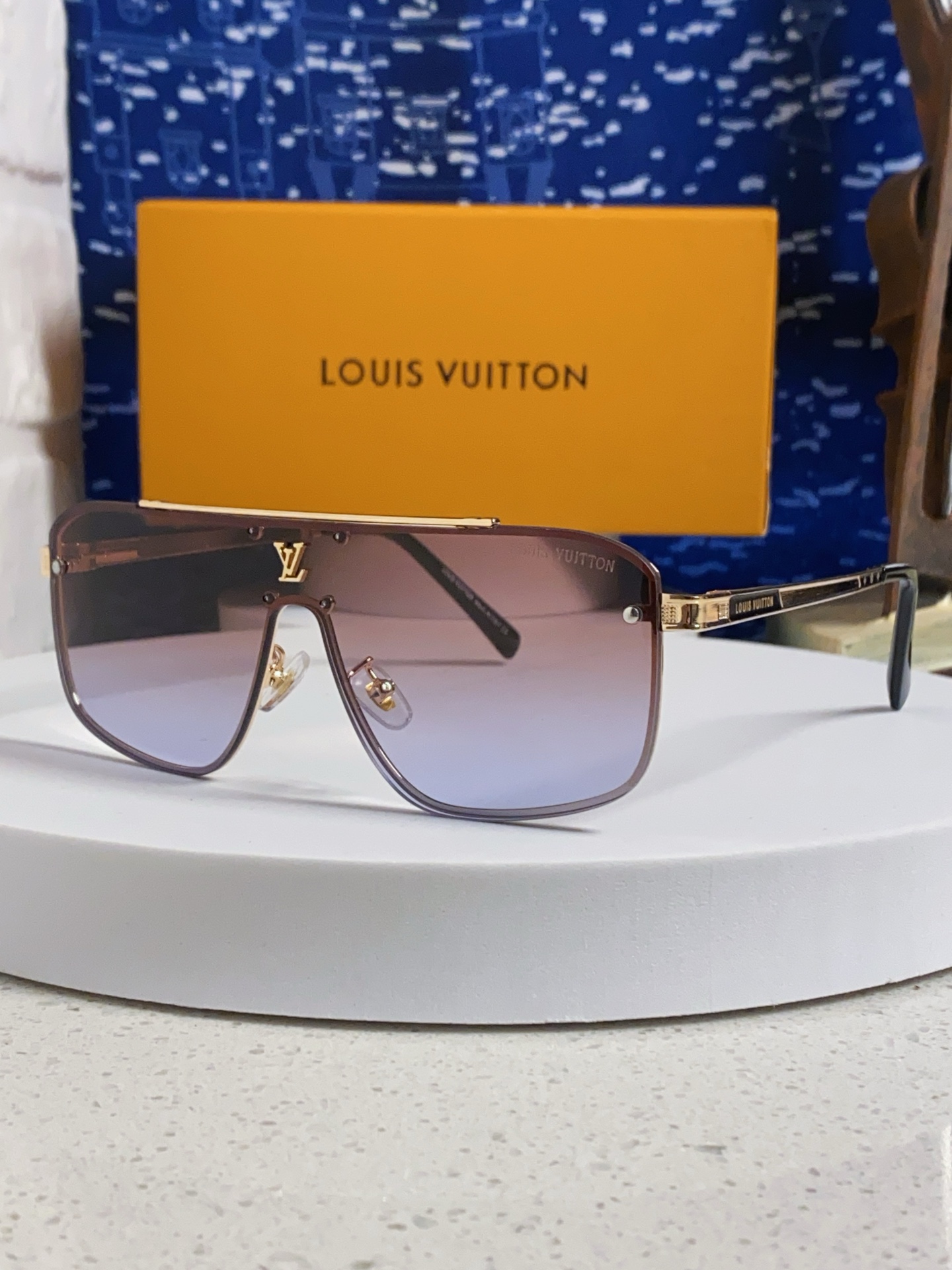  LouisVuitton路易威登 2025跨境新款欧美一体片男士长框太阳镜 时尚无框墨镜 百搭遮阳 开