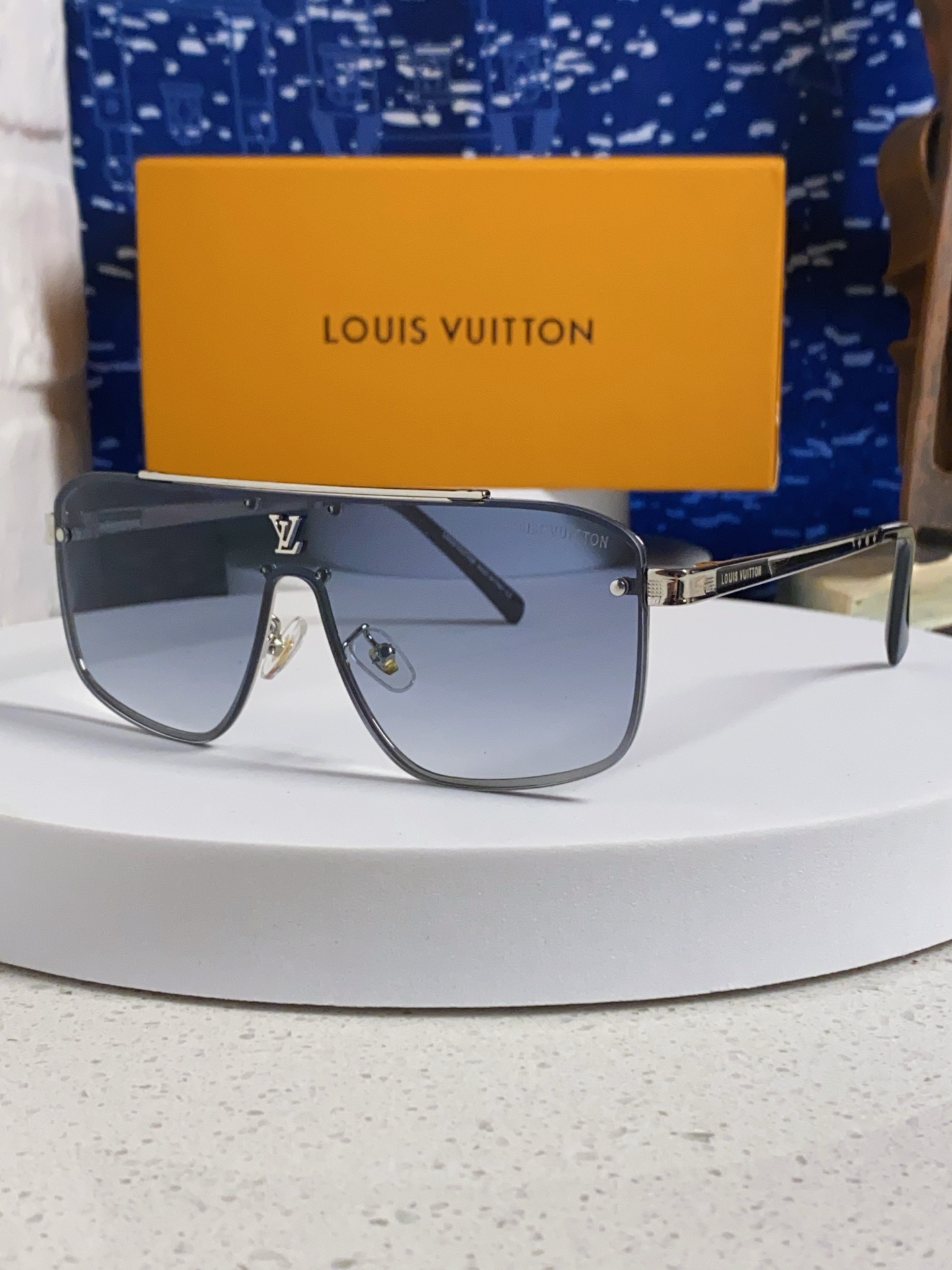  LouisVuitton路易威登 2025跨境新款欧美一体片男士长框太阳镜 时尚无框墨镜 百搭遮阳 开