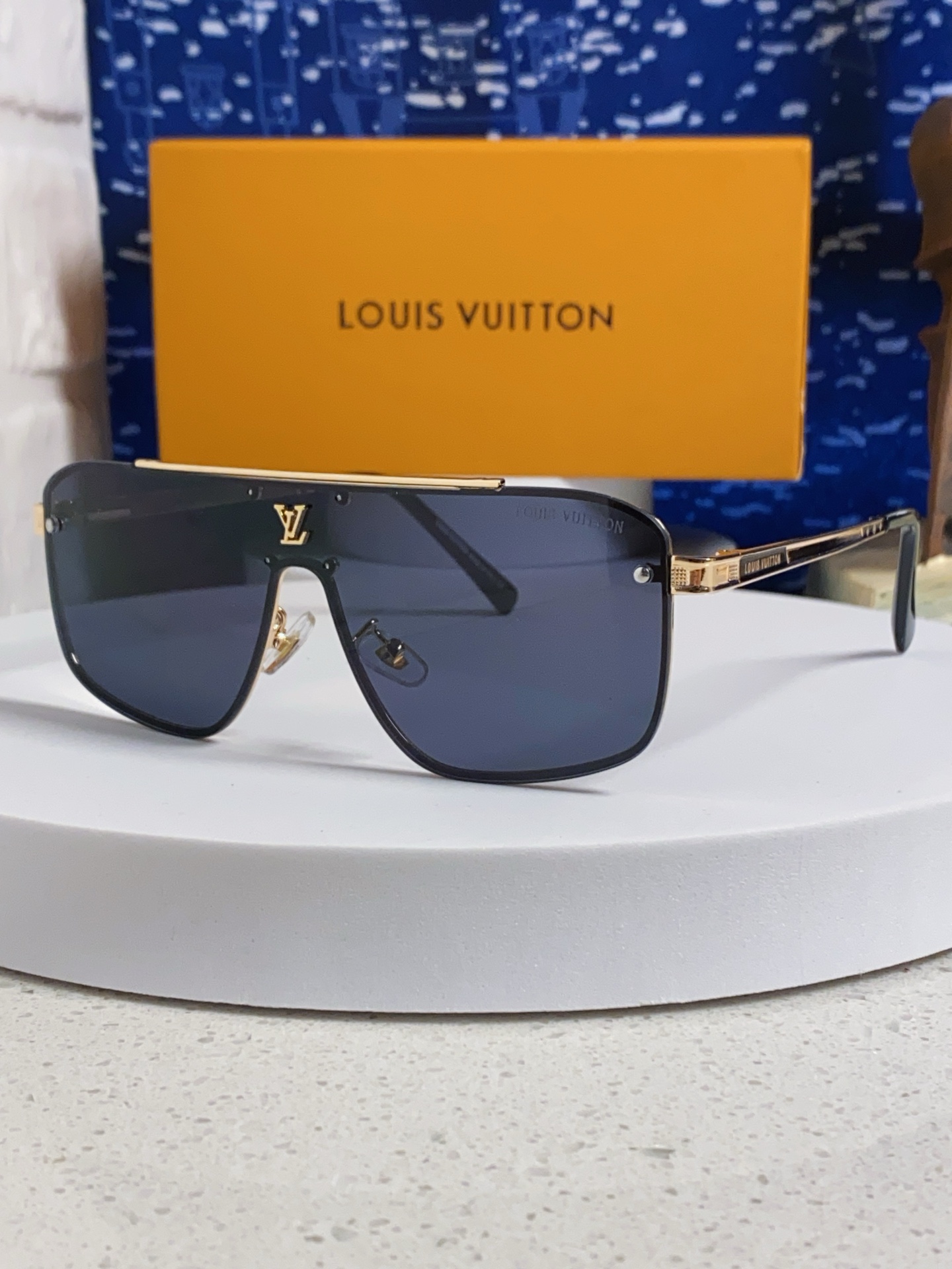  LouisVuitton路易威登 2025跨境新款欧美一体片男士长框太阳镜 时尚无框墨镜 百搭遮阳 开