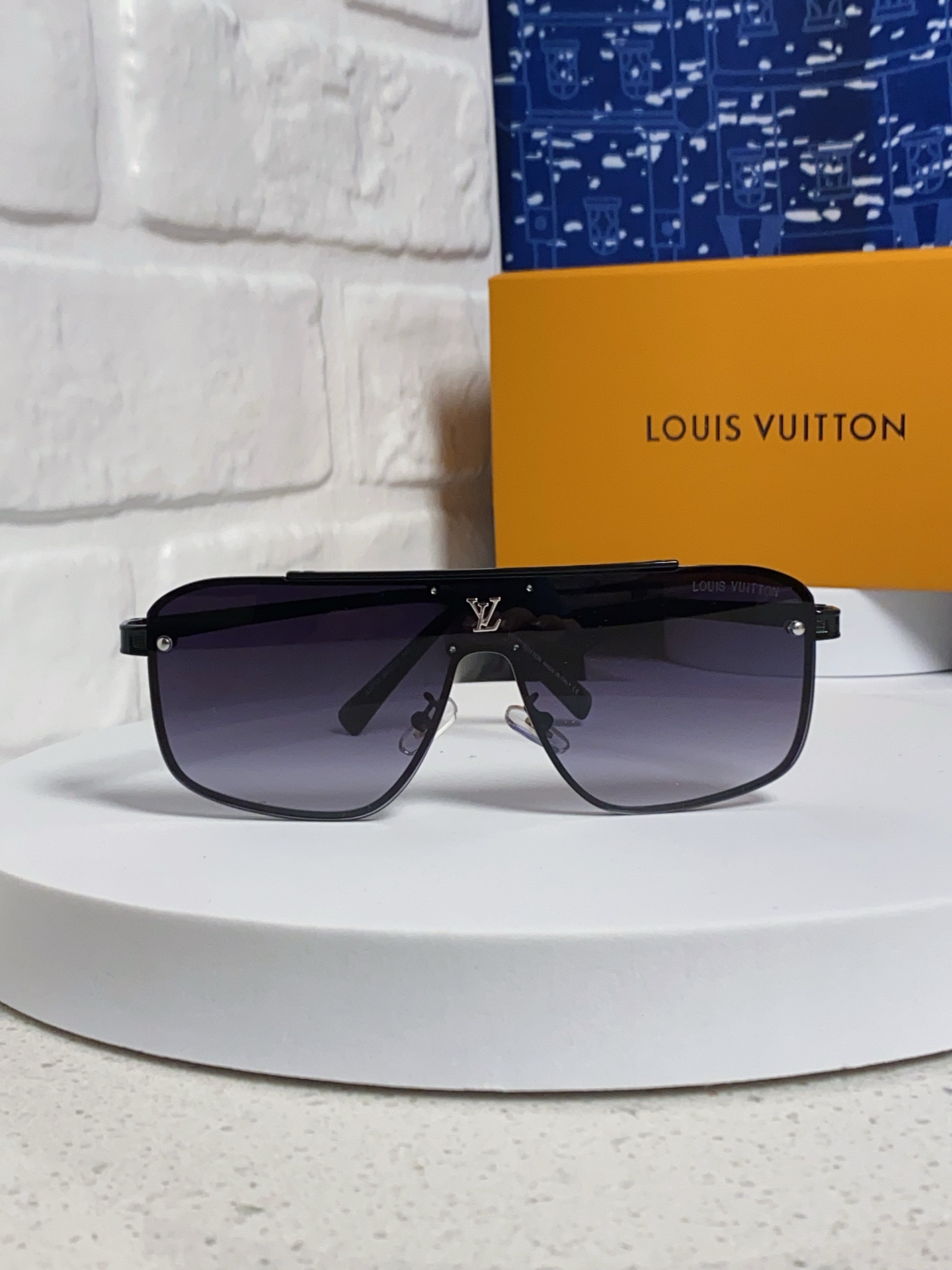  LouisVuitton路易威登 2025跨境新款欧美一体片男士长框太阳镜 时尚无框墨镜 百搭遮阳 开