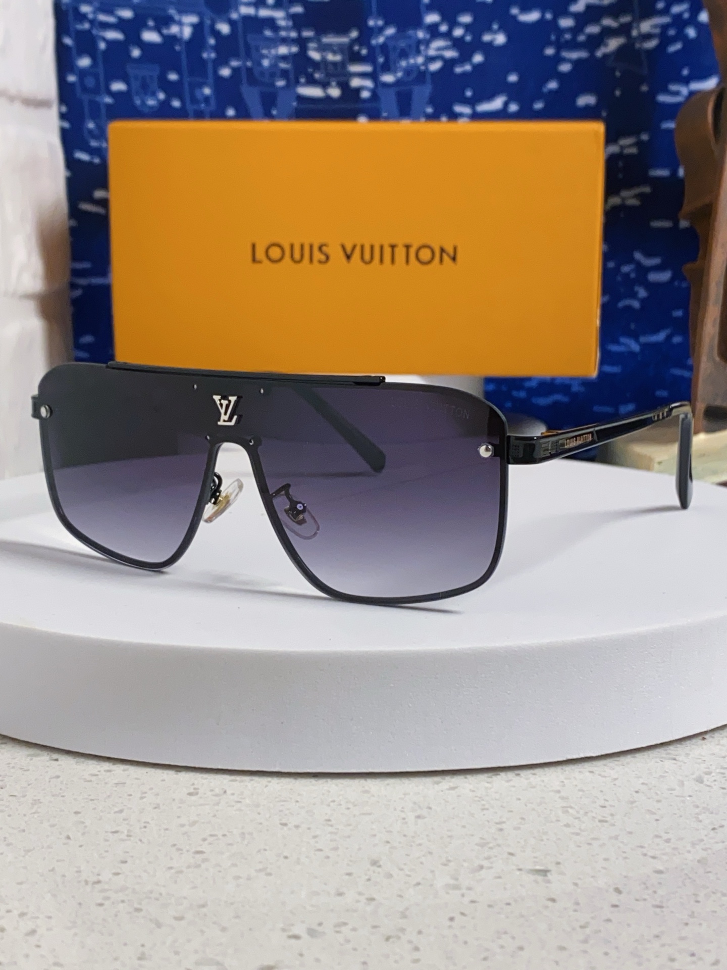  LouisVuitton路易威登 2025跨境新款欧美一体片男士长框太阳镜 时尚无框墨镜 百搭遮阳 开