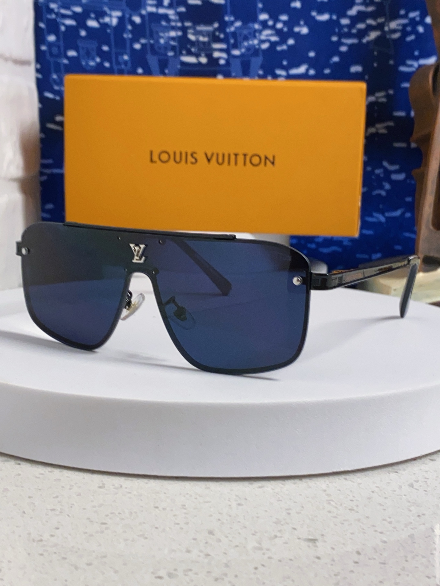  LouisVuitton路易威登 2025跨境新款欧美一体片男士长框太阳镜 时尚无框墨镜 百搭遮阳 开