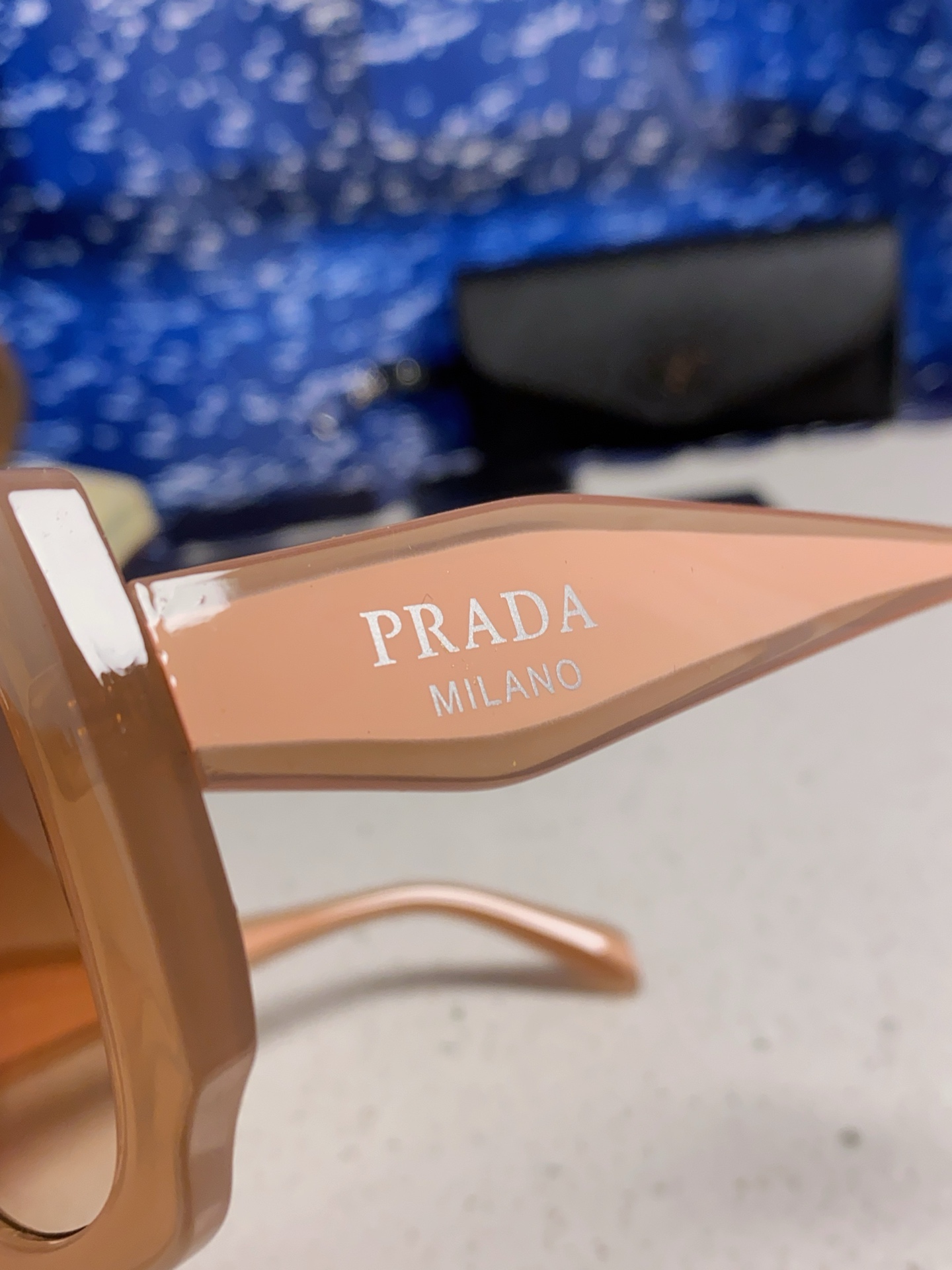 Prada普拉达 新款太阳镜女潮流不规则形渐变板材墨镜30。R 16YSF