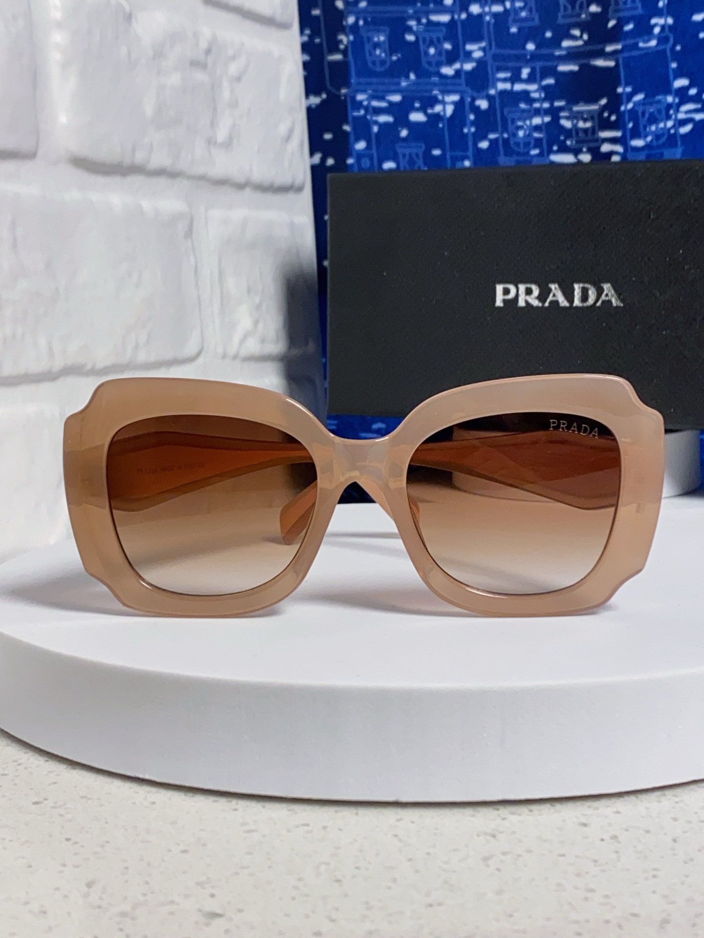 Prada普拉达 新款太阳镜女潮流不规则形渐变板材墨镜30。R 16YSF
