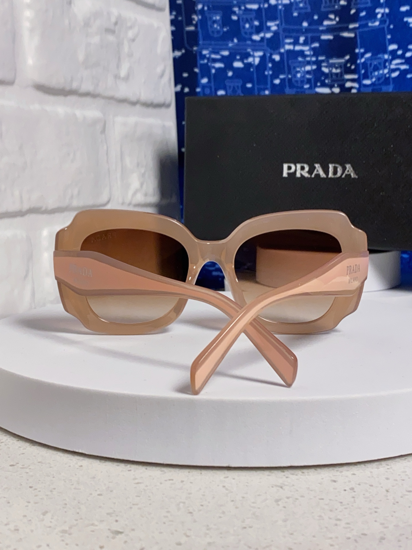 Prada普拉达 新款太阳镜女潮流不规则形渐变板材墨镜30。R 16YSF
