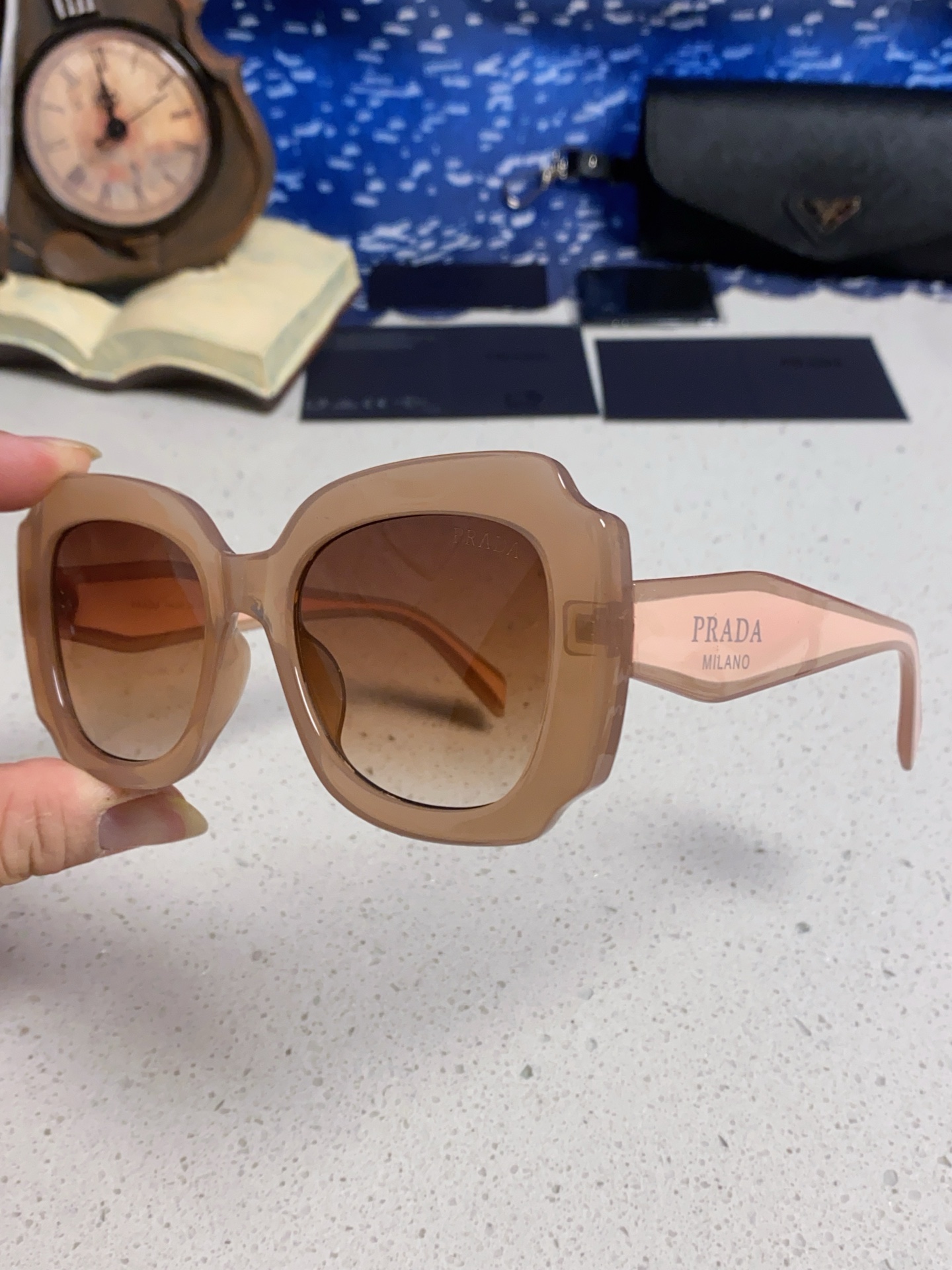 Prada普拉达 新款太阳镜女潮流不规则形渐变板材墨镜30。R 16YSF