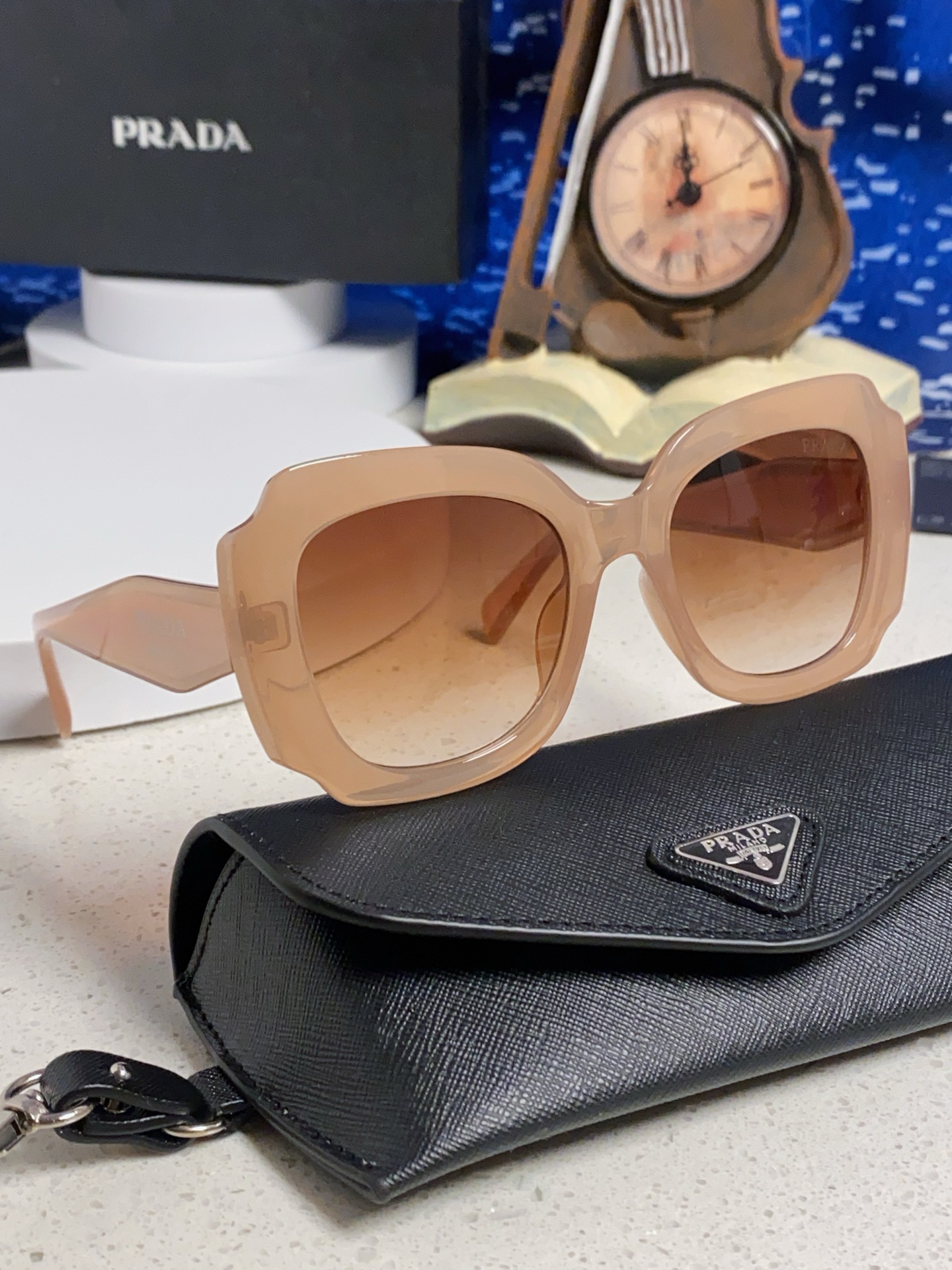 Prada普拉达 新款太阳镜女潮流不规则形渐变板材墨镜30。R 16YSF