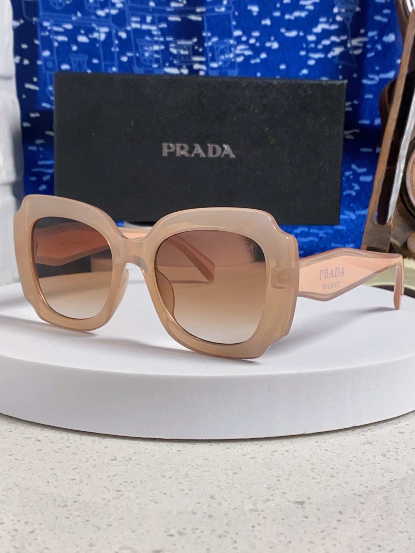 Prada普拉达 新款太阳镜女潮流不规则形渐变板材墨镜30。R 16YSF