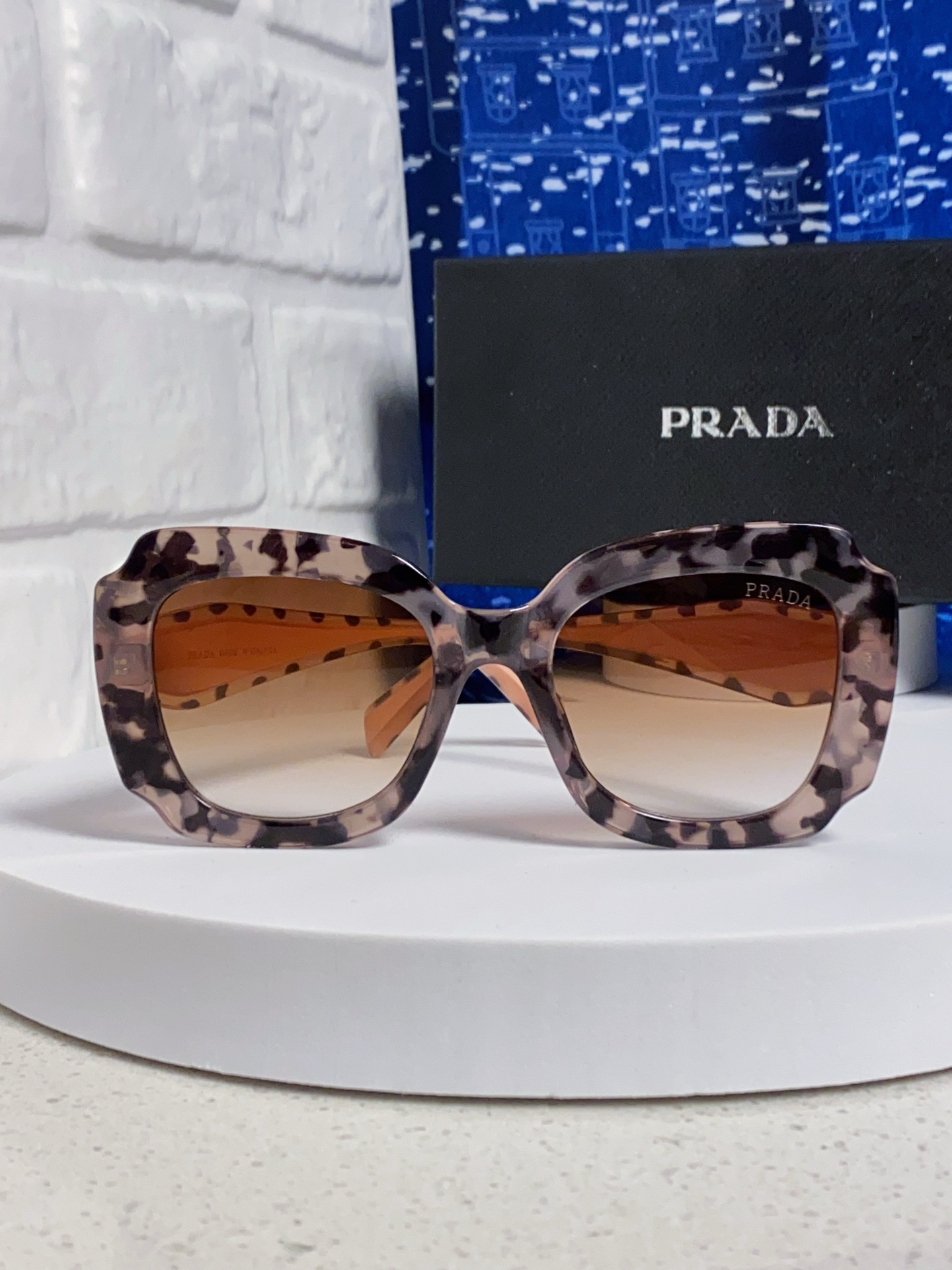 Prada普拉达 新款太阳镜女潮流不规则形渐变板材墨镜30。R 16YSF