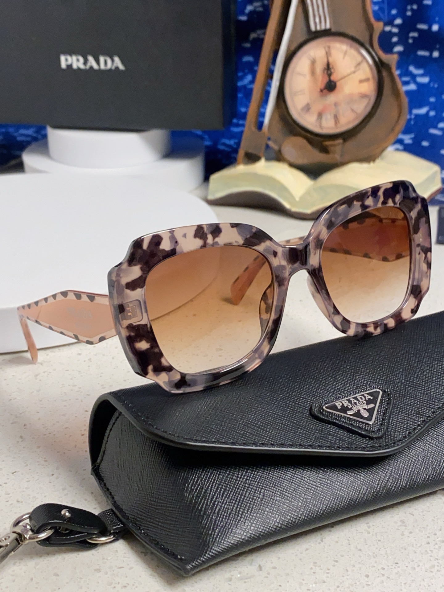 Prada普拉达 新款太阳镜女潮流不规则形渐变板材墨镜30。R 16YSF