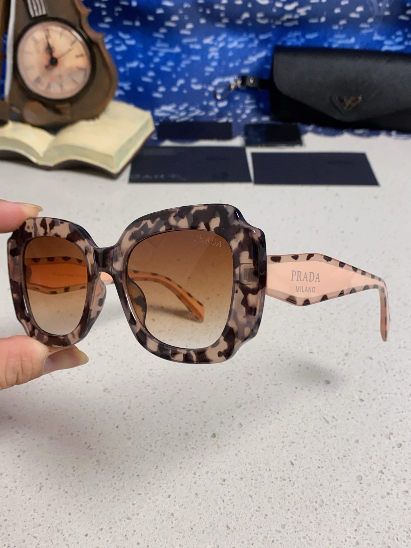 Prada普拉达 新款太阳镜女潮流不规则形渐变板材墨镜30。R 16YSF