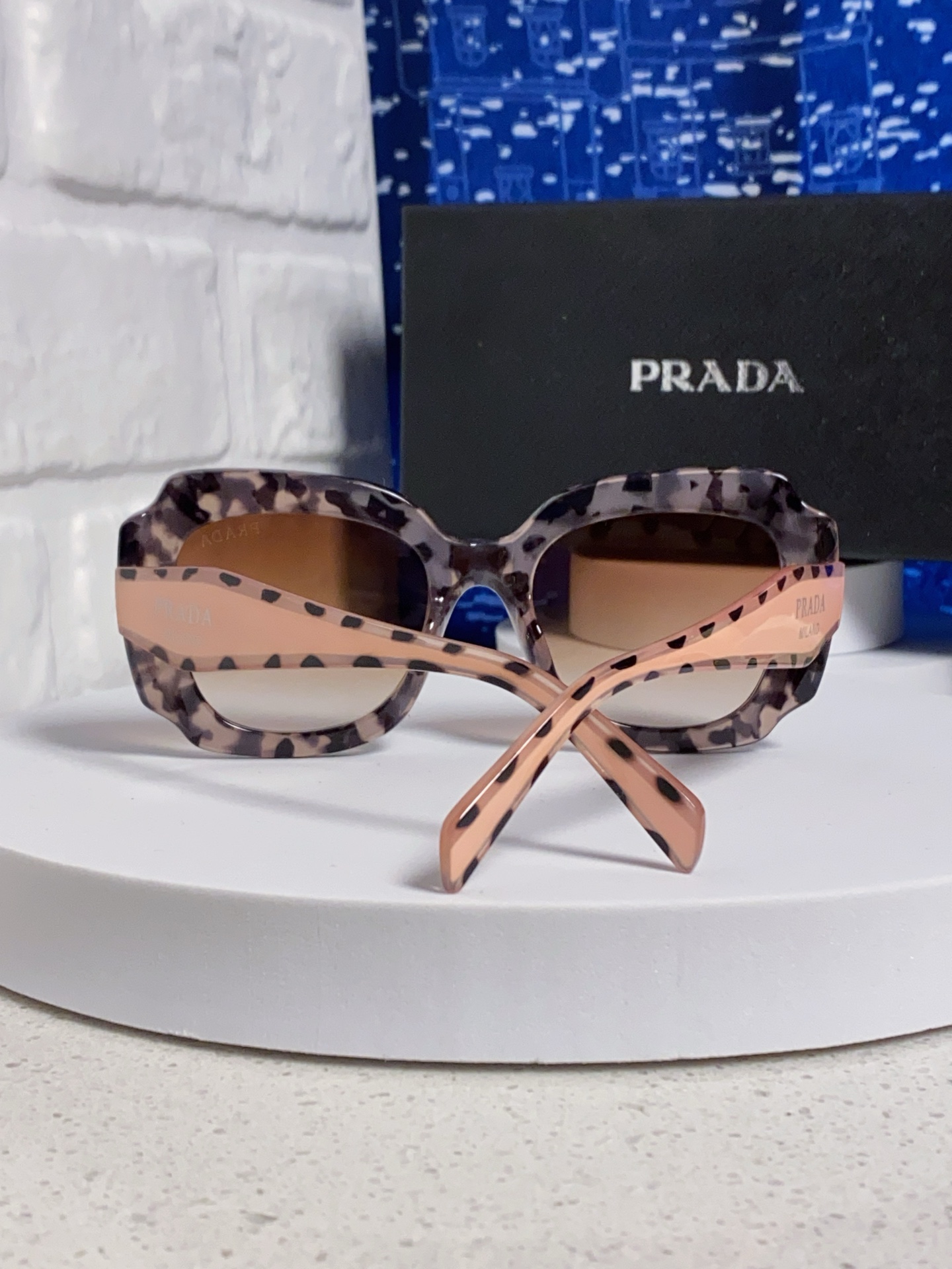 Prada普拉达 新款太阳镜女潮流不规则形渐变板材墨镜30。R 16YSF