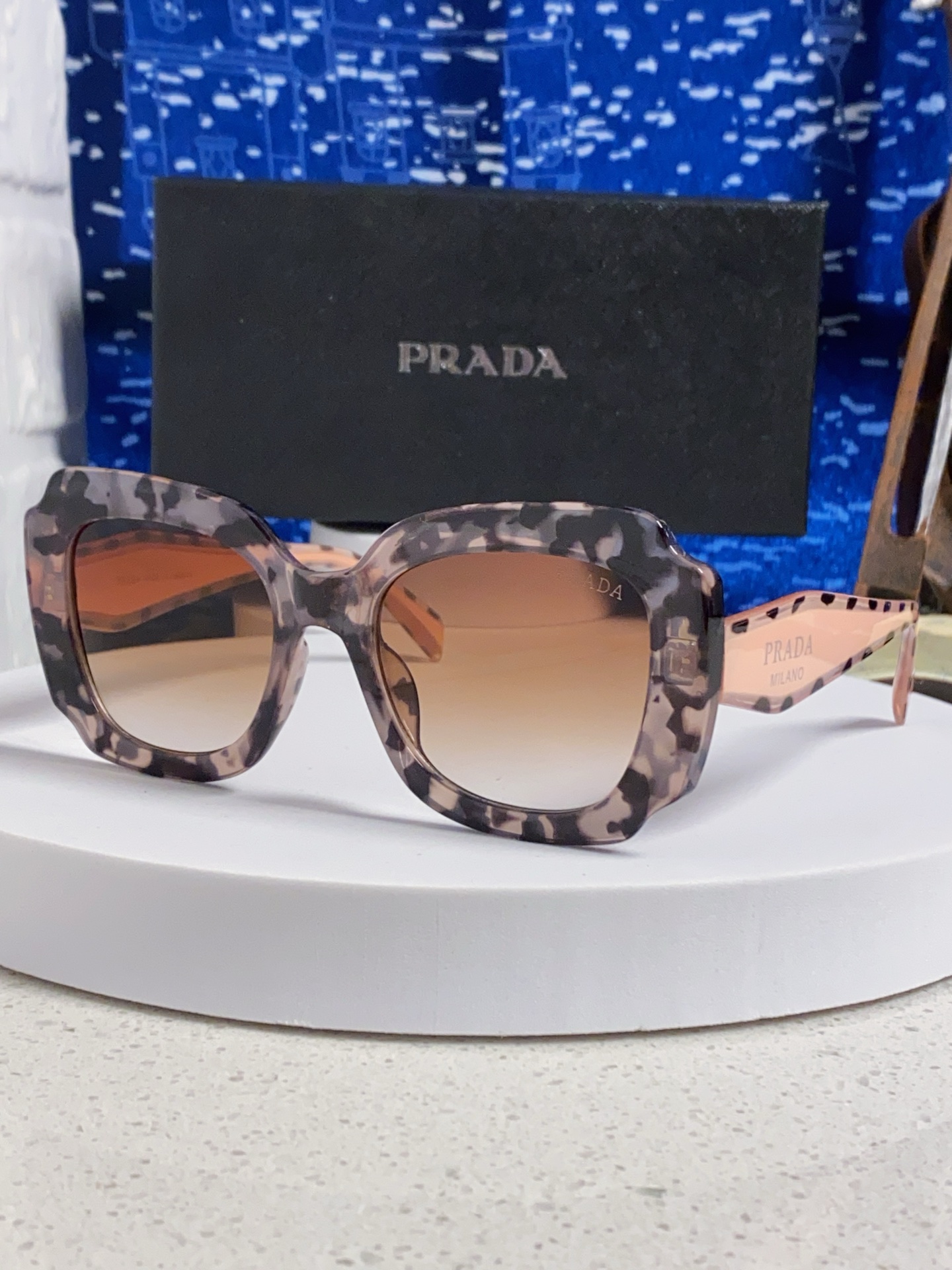 Prada普拉达 新款太阳镜女潮流不规则形渐变板材墨镜30。R 16YSF