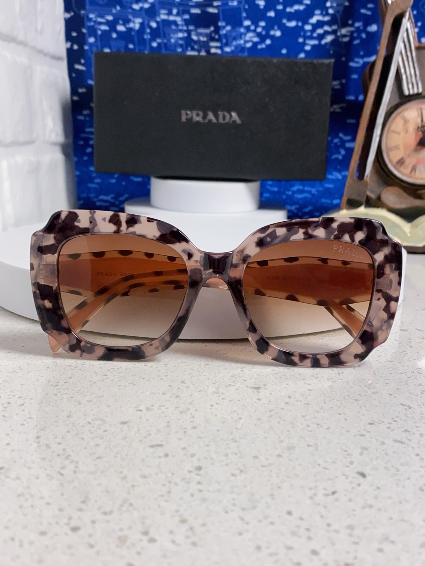 Prada普拉达 新款太阳镜女潮流不规则形渐变板材墨镜30。R 16YSF