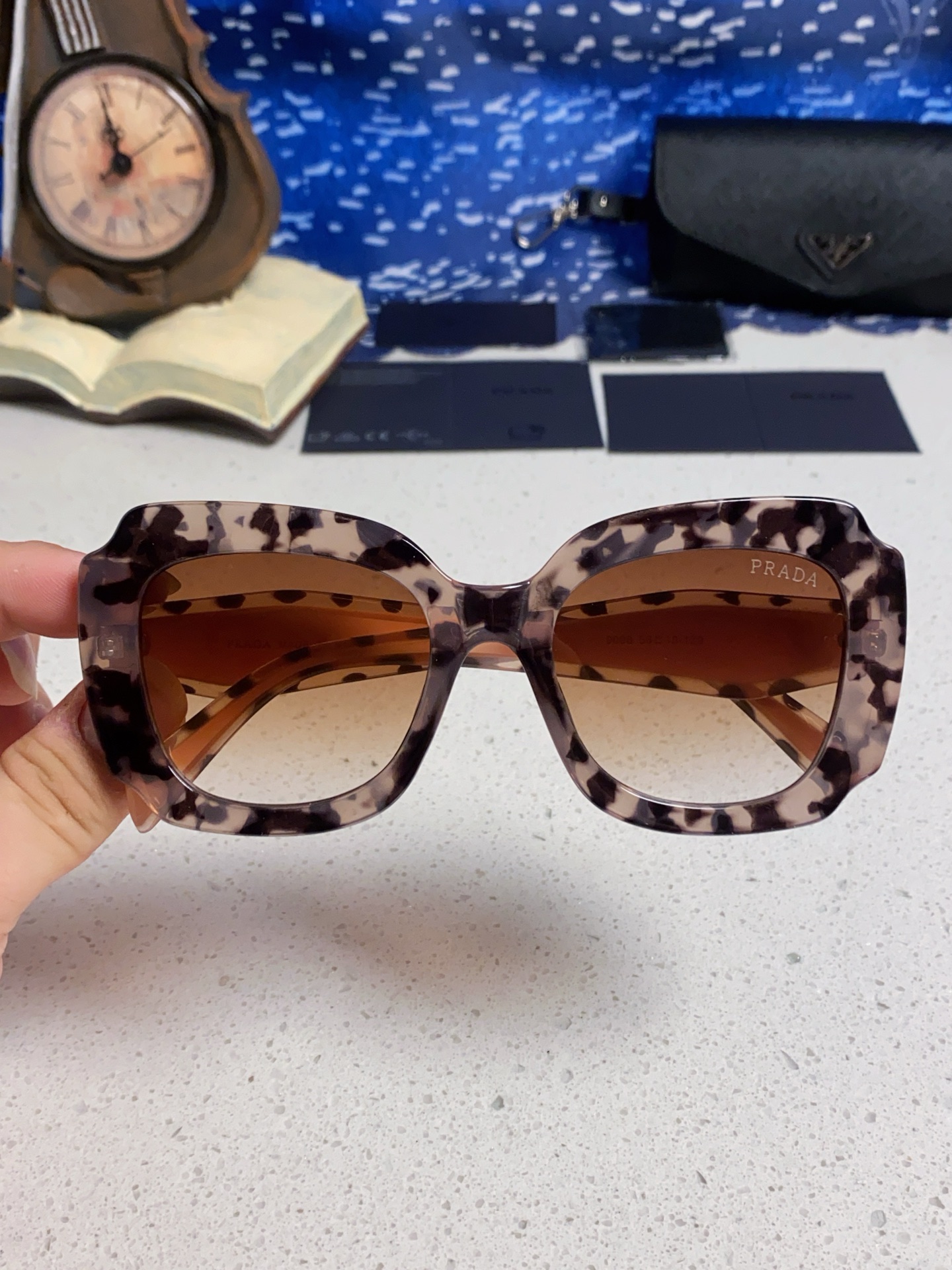 Prada普拉达 新款太阳镜女潮流不规则形渐变板材墨镜30。R 16YSF