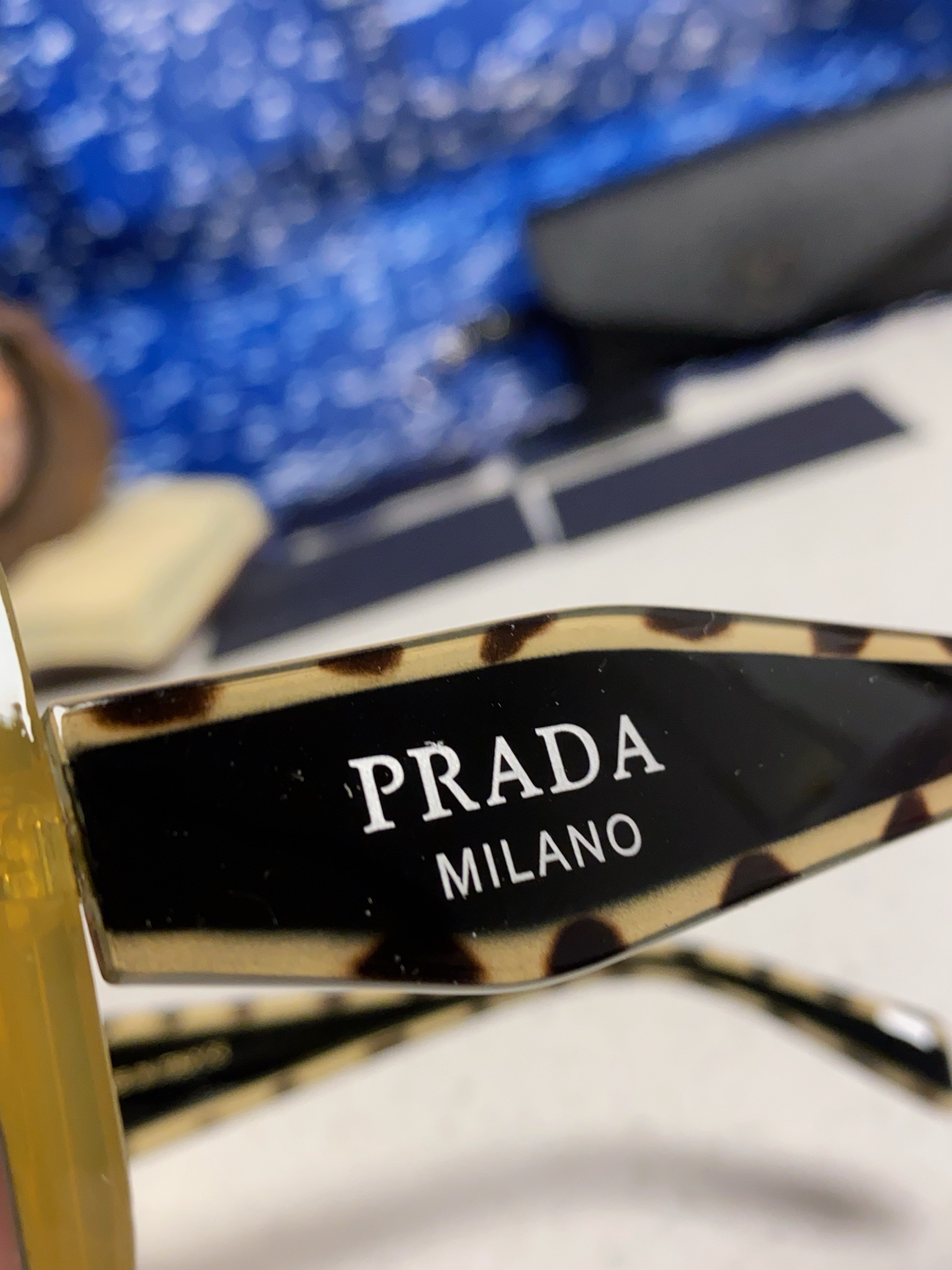 Prada普拉达 新款太阳镜女潮流不规则形渐变板材墨镜30。R 16YSF