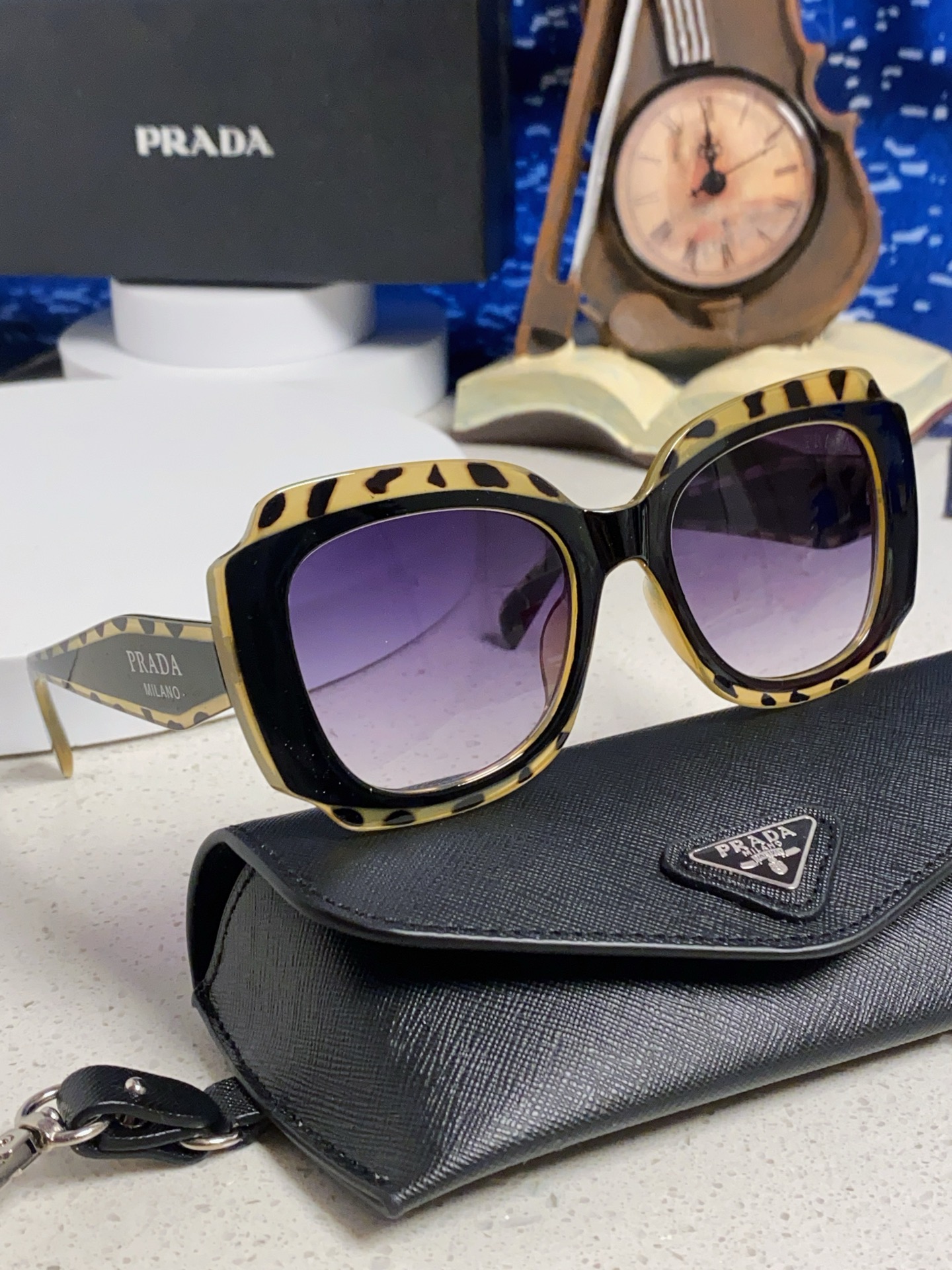 Prada普拉达 新款太阳镜女潮流不规则形渐变板材墨镜30。R 16YSF