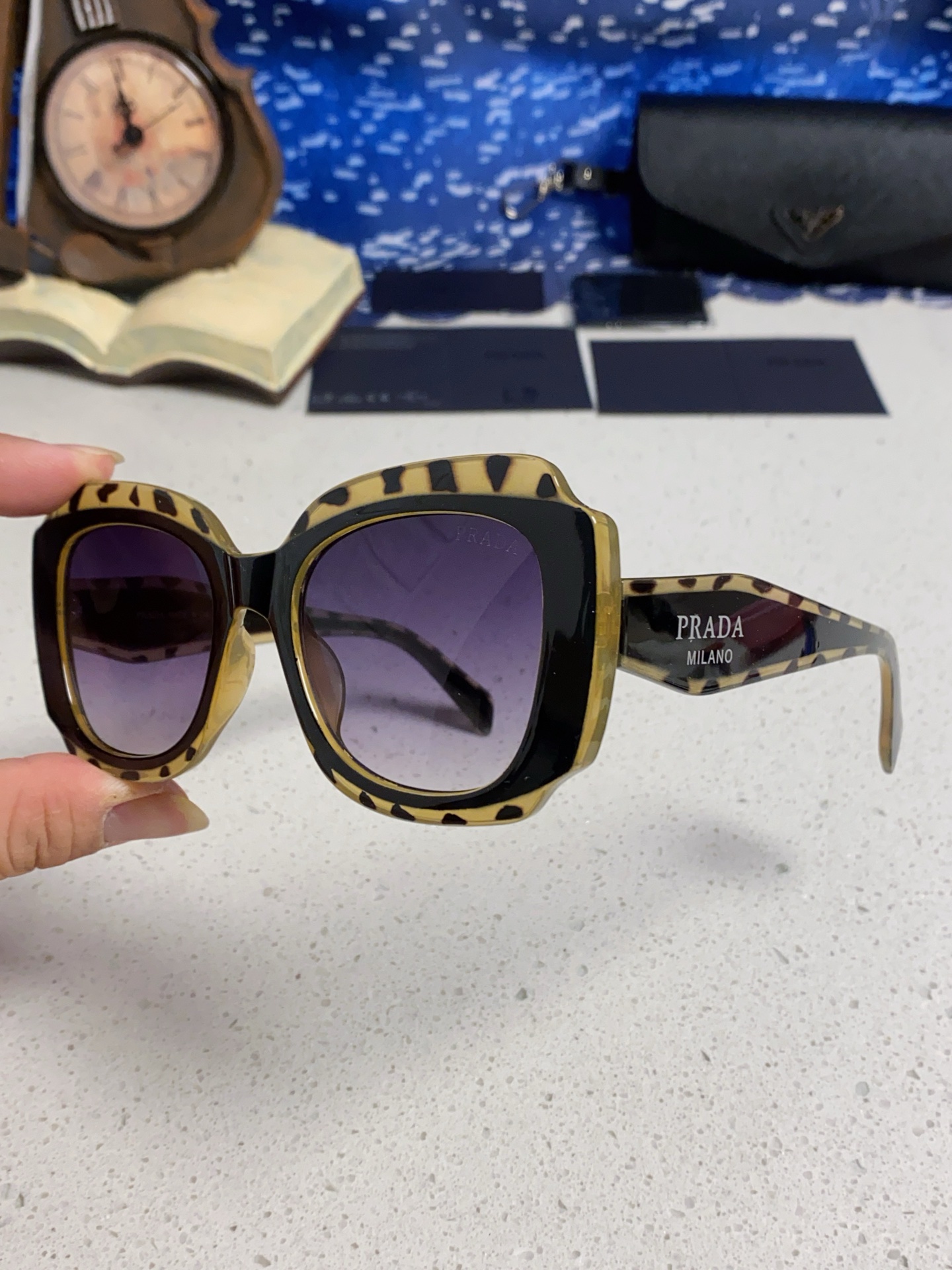 Prada普拉达 新款太阳镜女潮流不规则形渐变板材墨镜30。R 16YSF