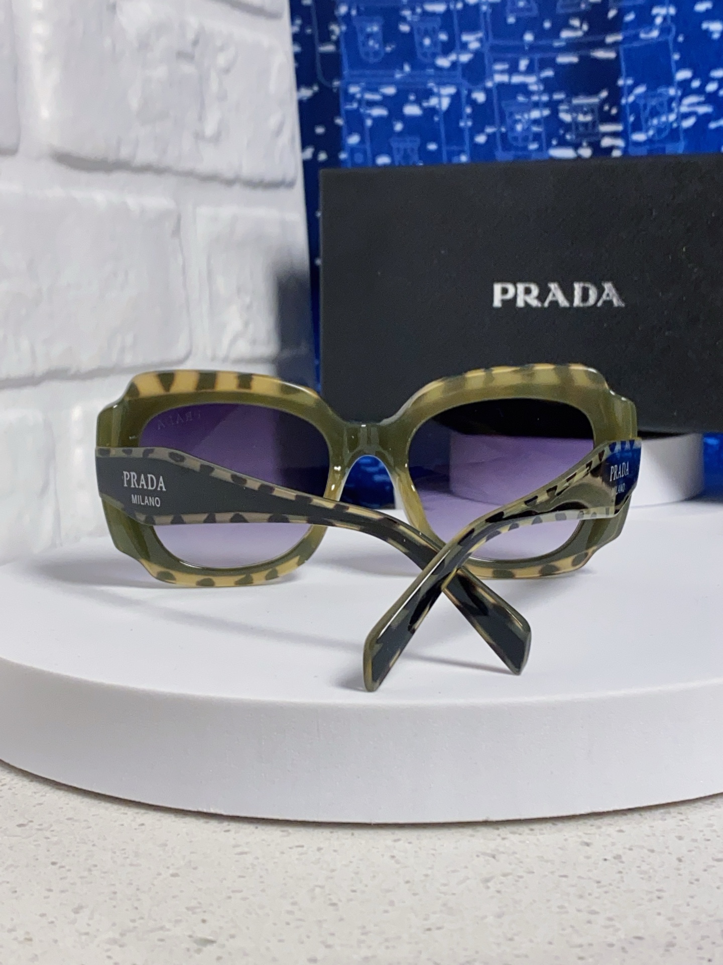 Prada普拉达 新款太阳镜女潮流不规则形渐变板材墨镜30。R 16YSF