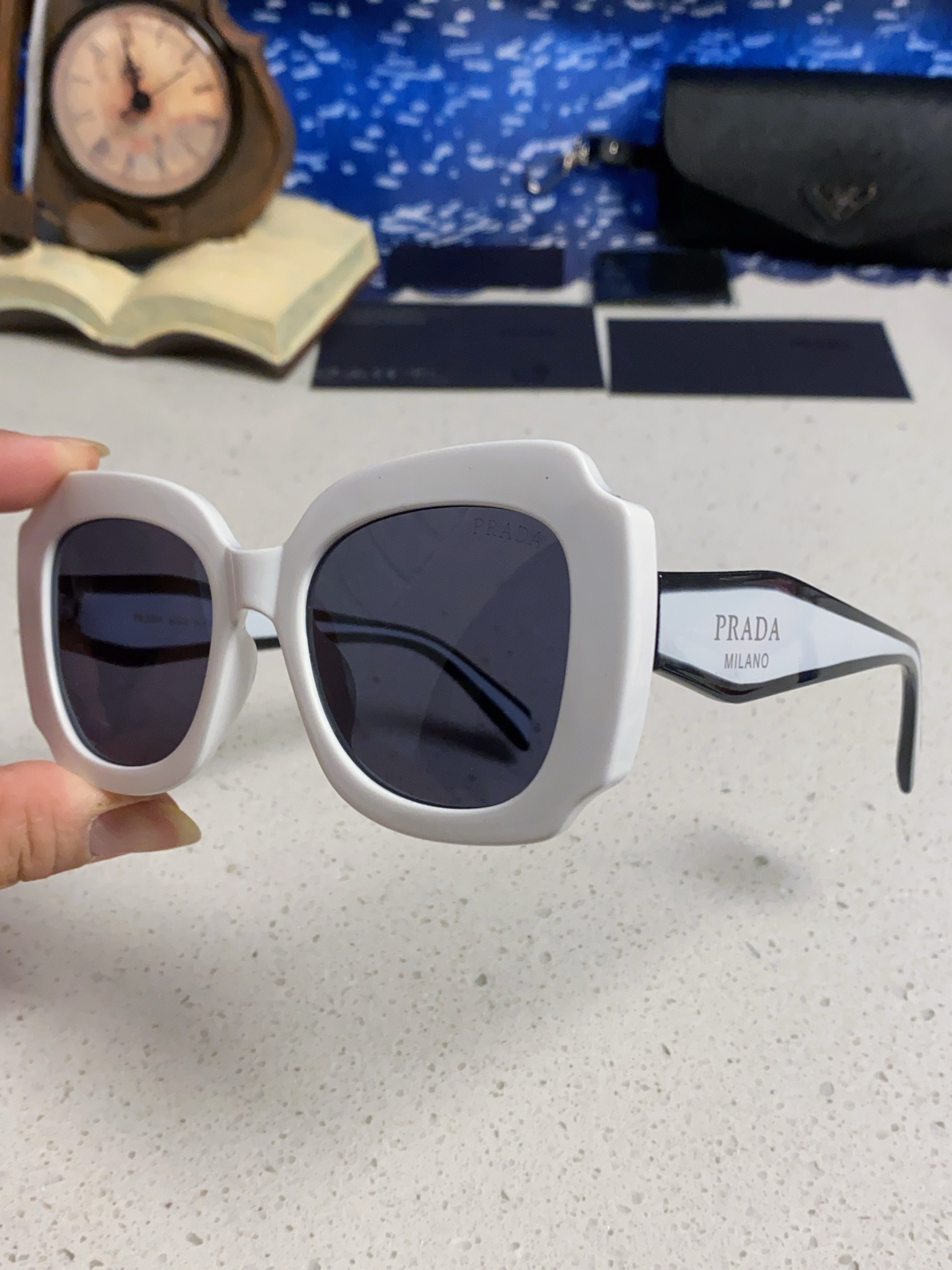 Prada普拉达 新款太阳镜女潮流不规则形渐变板材墨镜30。R 16YSF