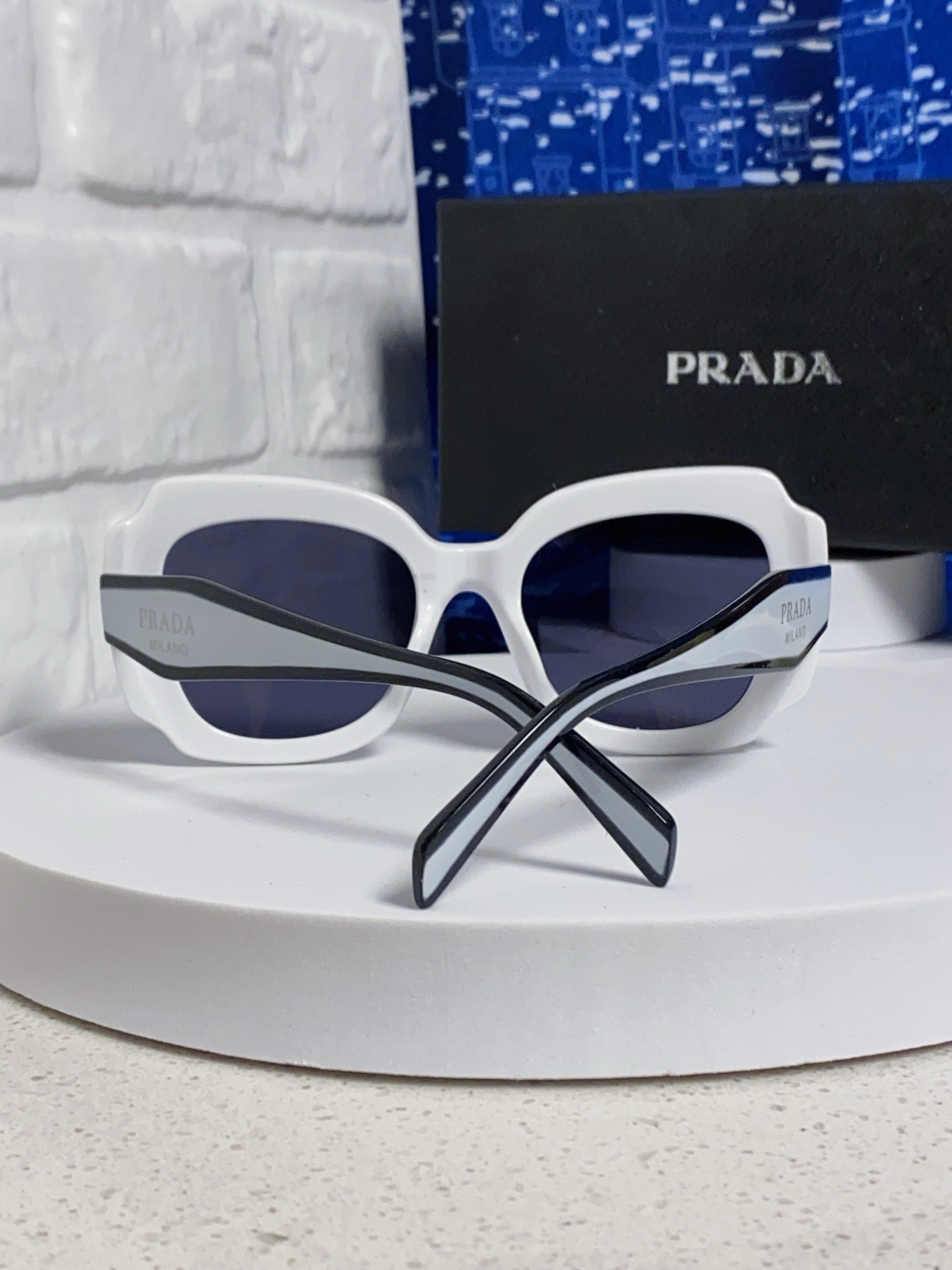 Prada普拉达 新款太阳镜女潮流不规则形渐变板材墨镜30。R 16YSF