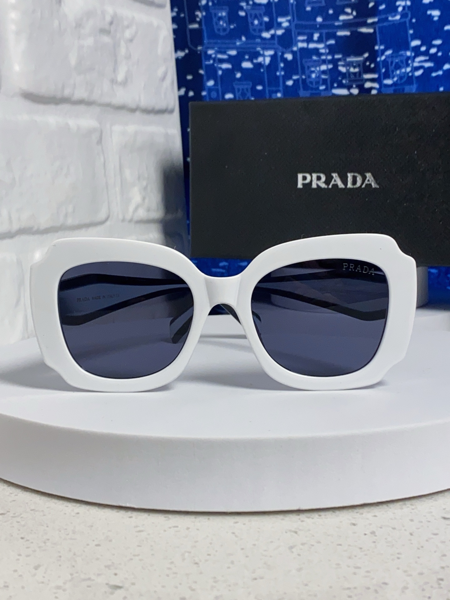 Prada普拉达 新款太阳镜女潮流不规则形渐变板材墨镜30。R 16YSF