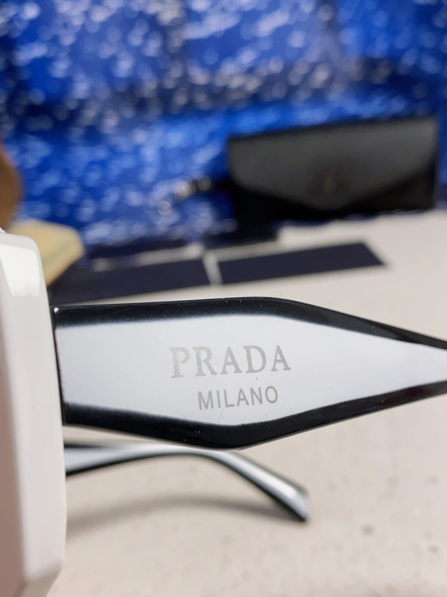 Prada普拉达 新款太阳镜女潮流不规则形渐变板材墨镜30。R 16YSF