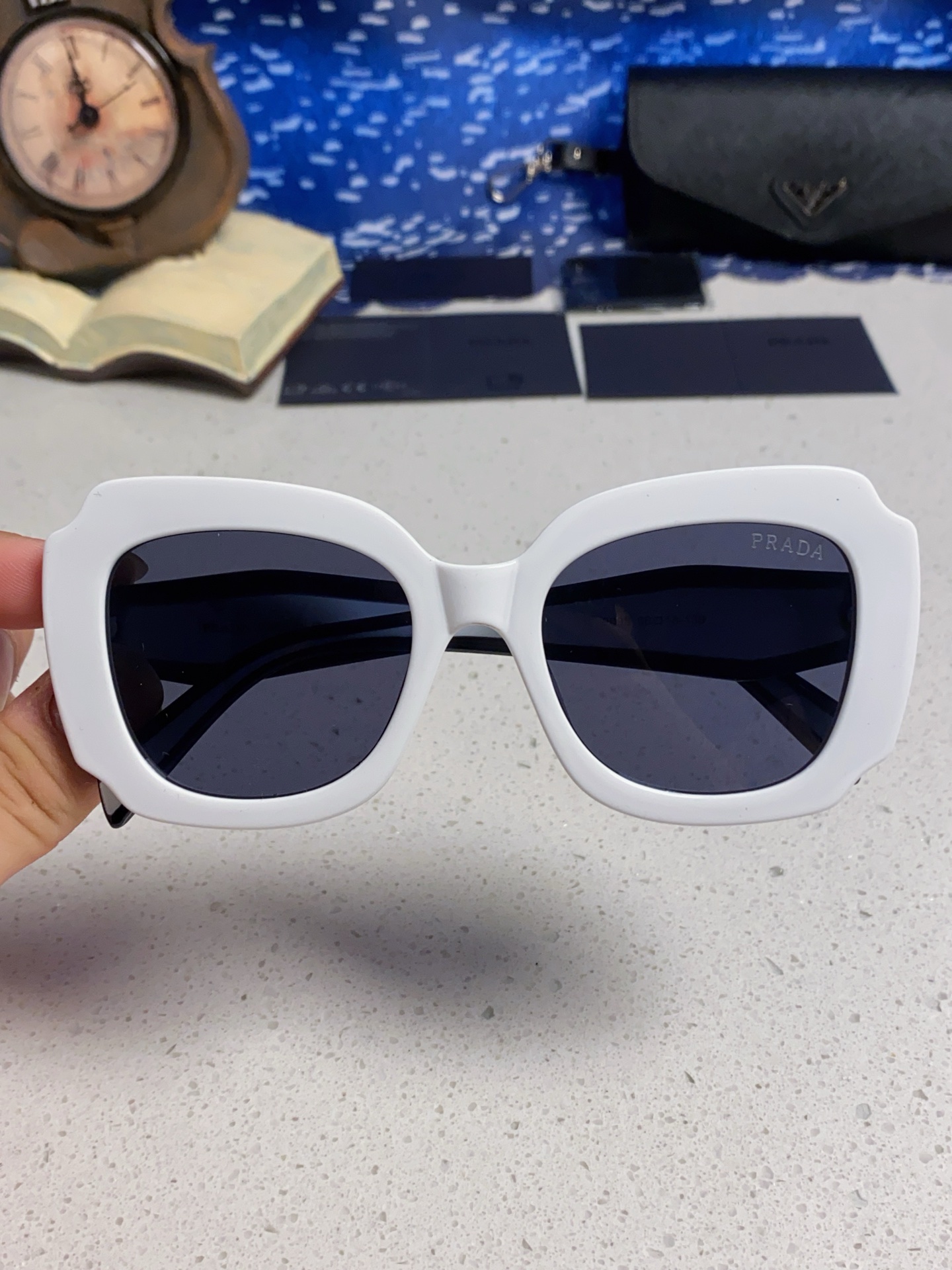 Prada普拉达 新款太阳镜女潮流不规则形渐变板材墨镜30。R 16YSF